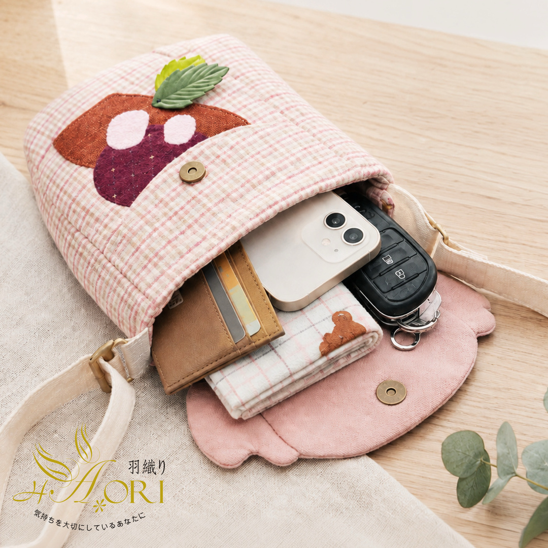 Magnetic closure and everyday capacity of the koala bag main compartment