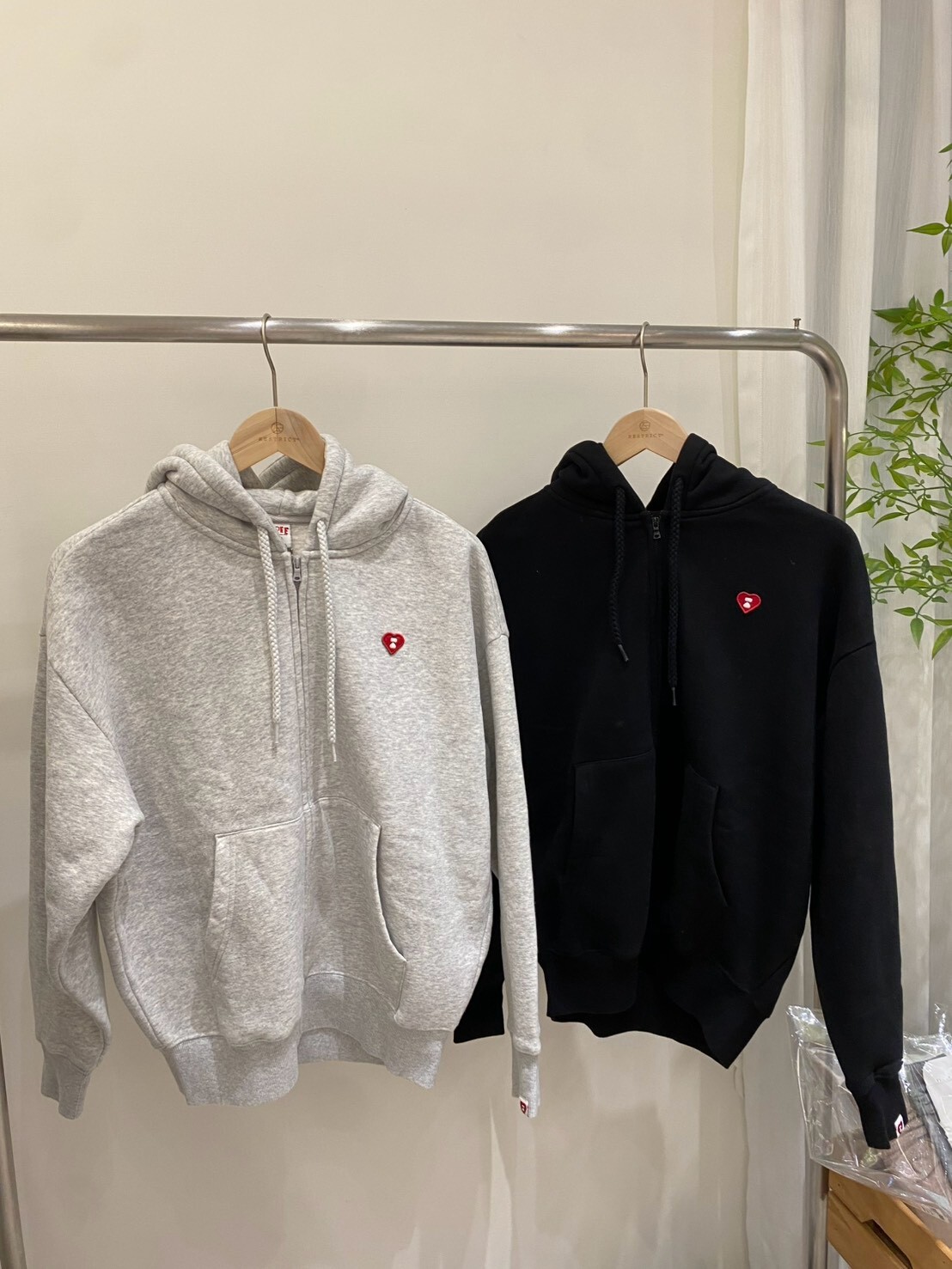 APEE 刺繡小紅愛心重磅連帽外套 AS124A6Q