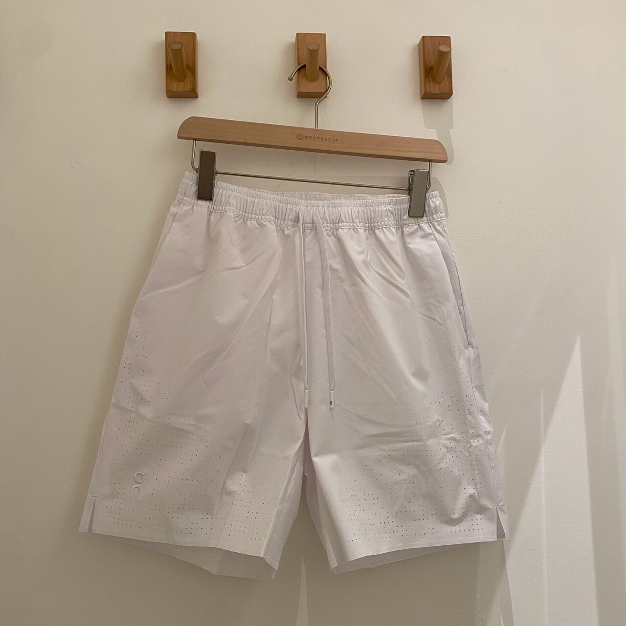 On 刺繡短褲 7吋 court shorts ldn