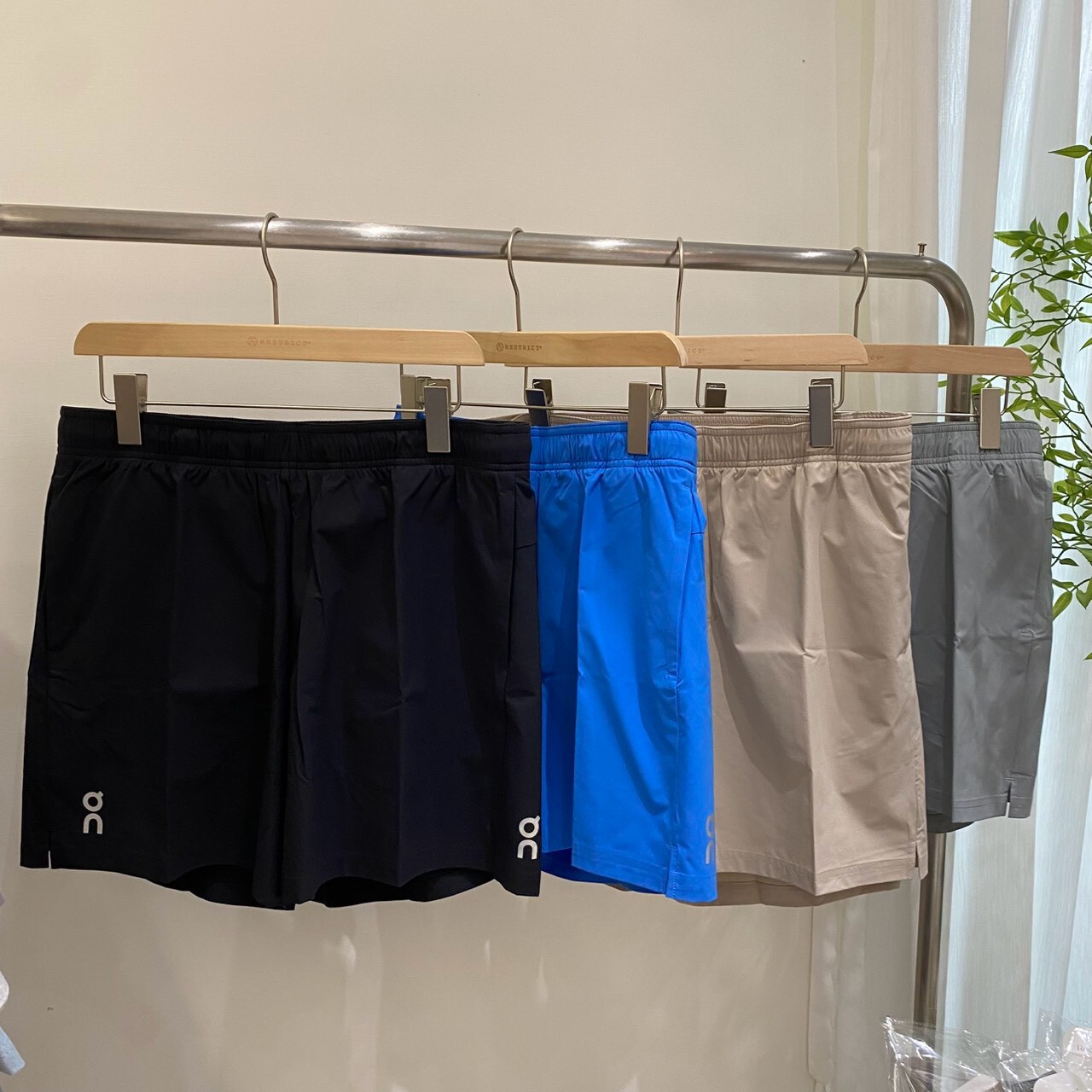 On Running 隱形拉鍊口袋短褲 core shorts