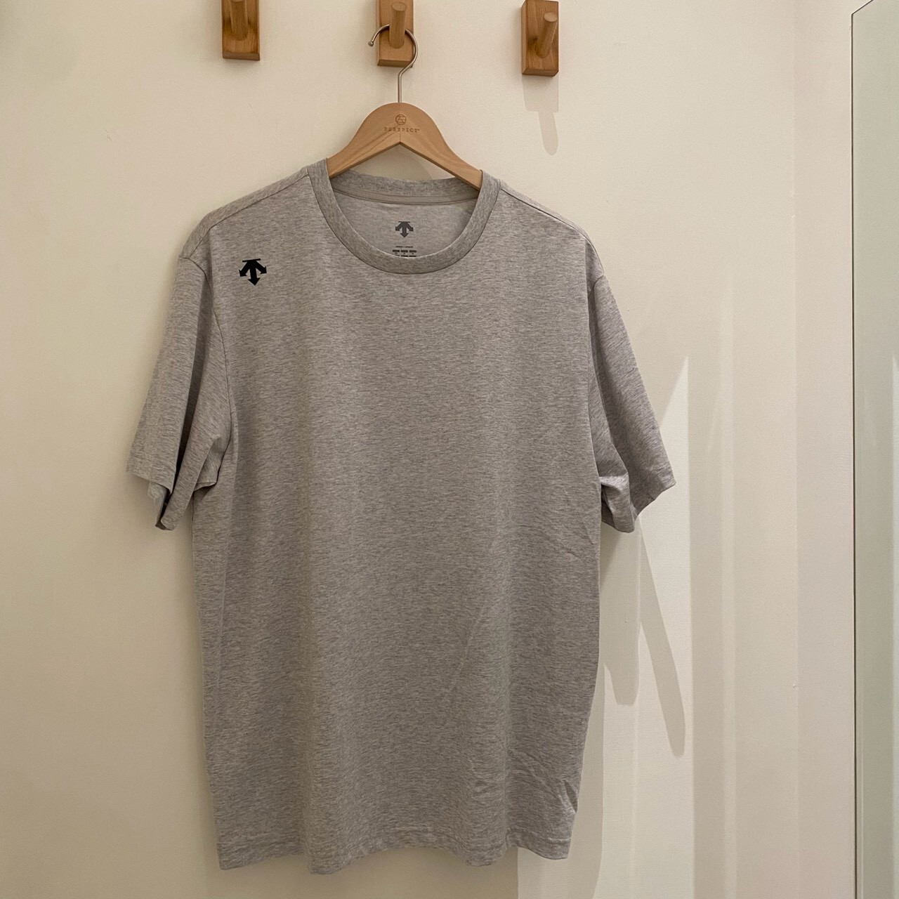 Descente 迪桑特 大尺碼 漸層大標短T SQ123UTS31