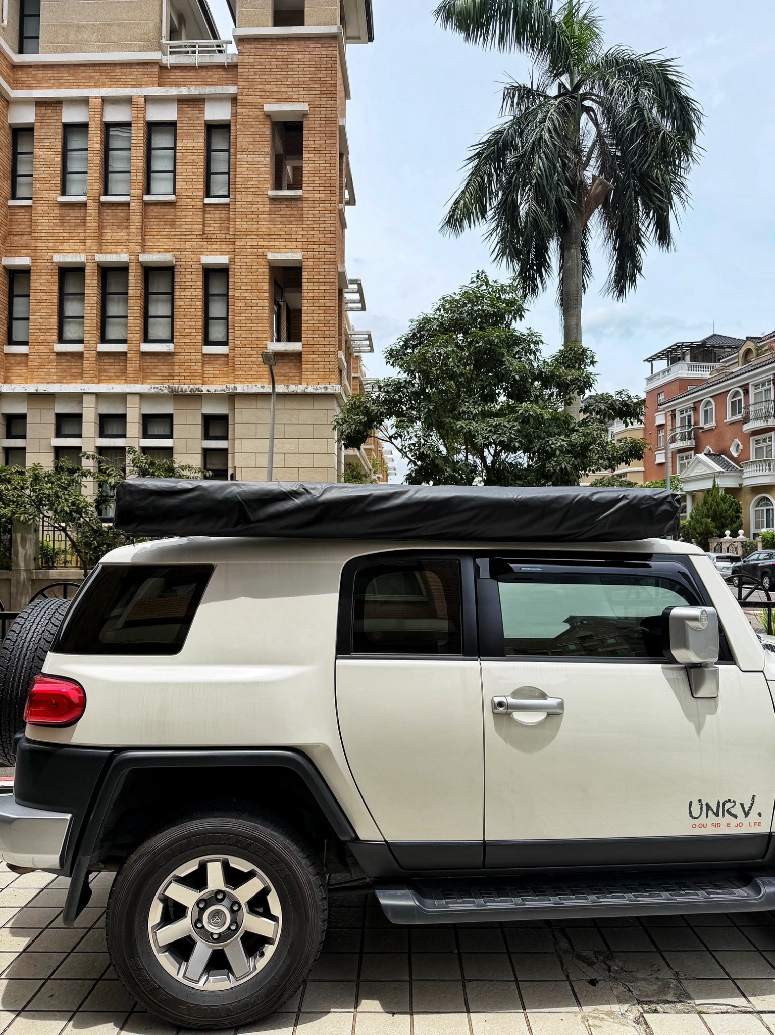 Toyota FJ Cruiser × unrv. 黑蝙蝠270度車邊帳｜實車安裝案例