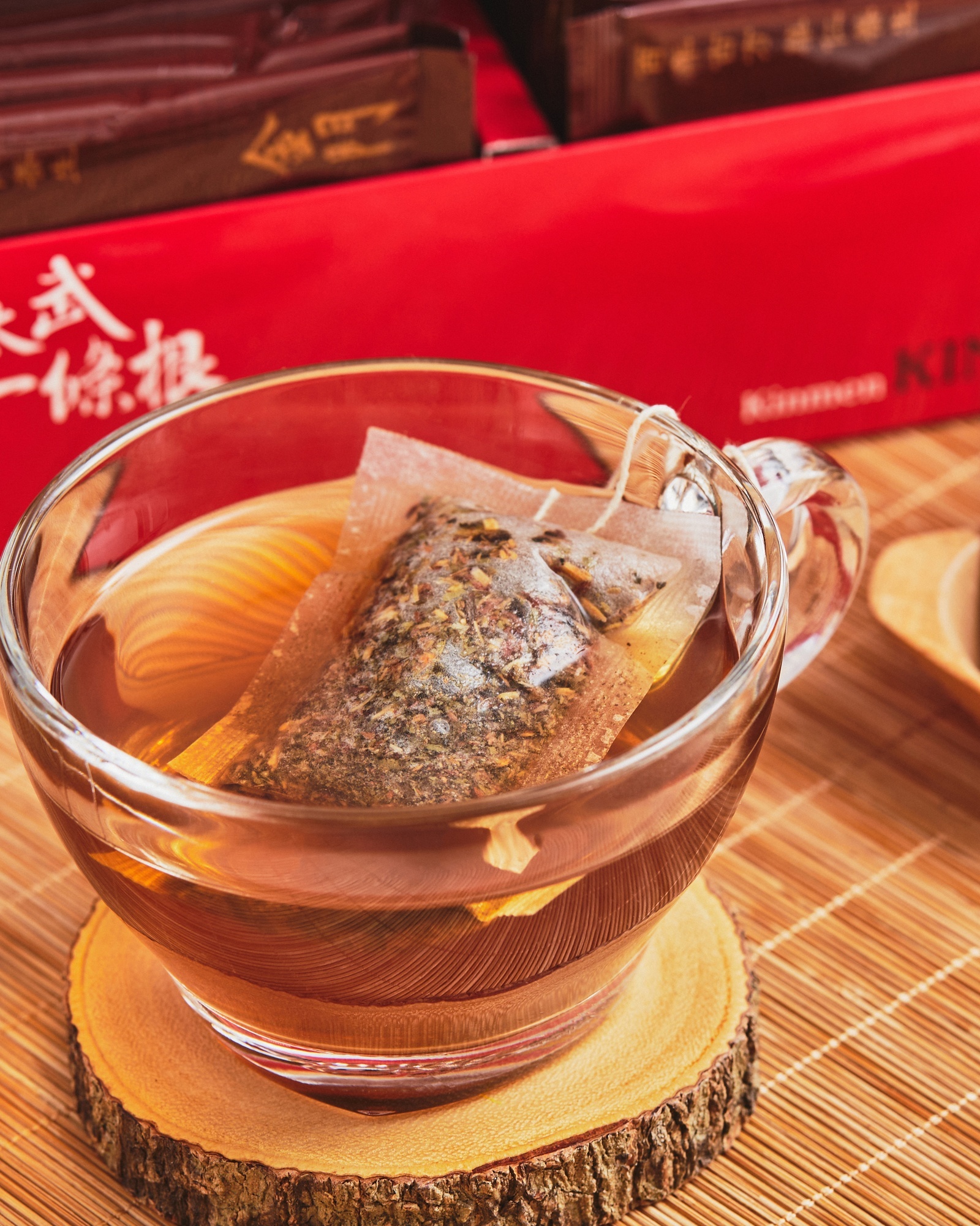 茶包在杯中靜置泡開
