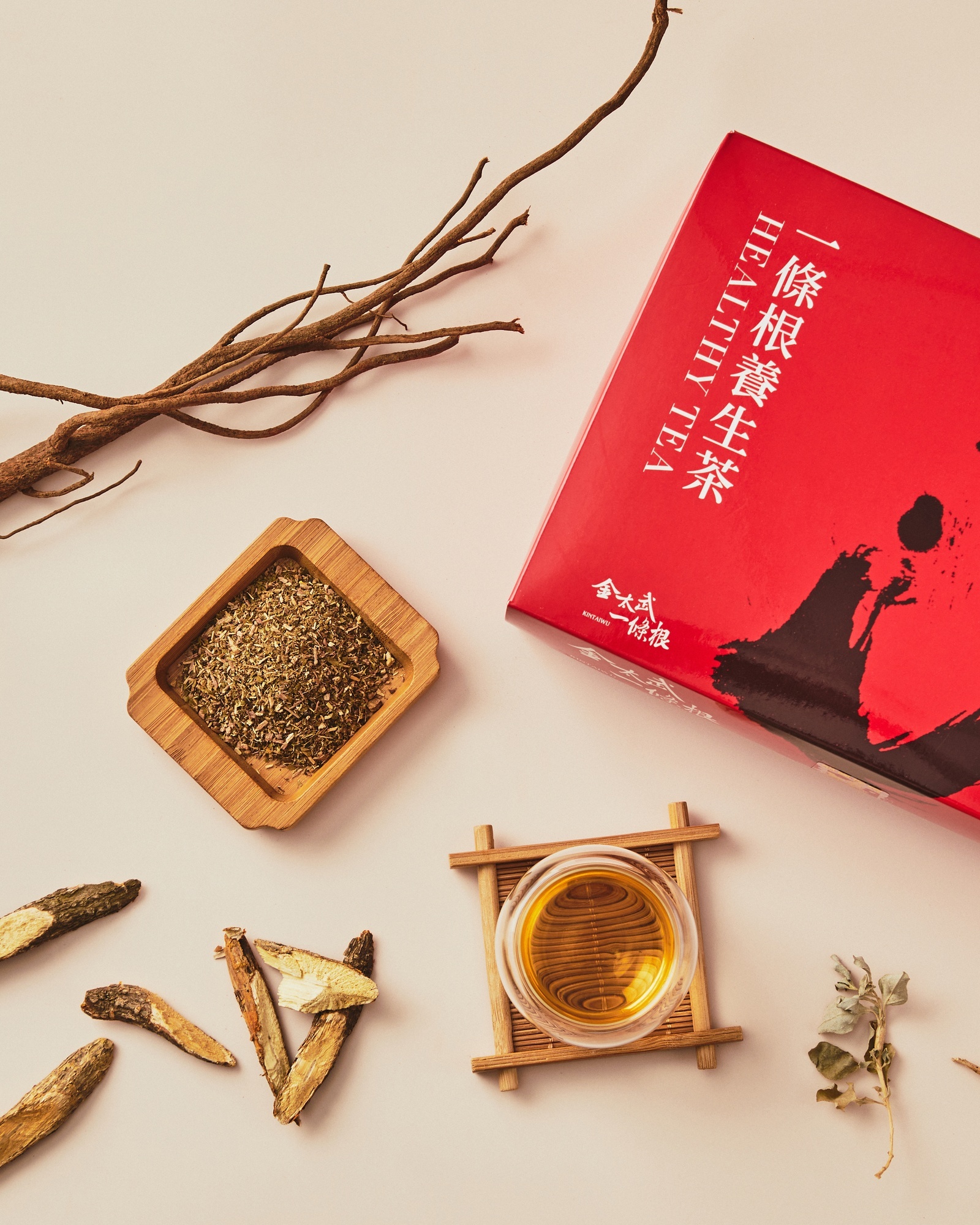 沖好的養生茶與一條根藥材