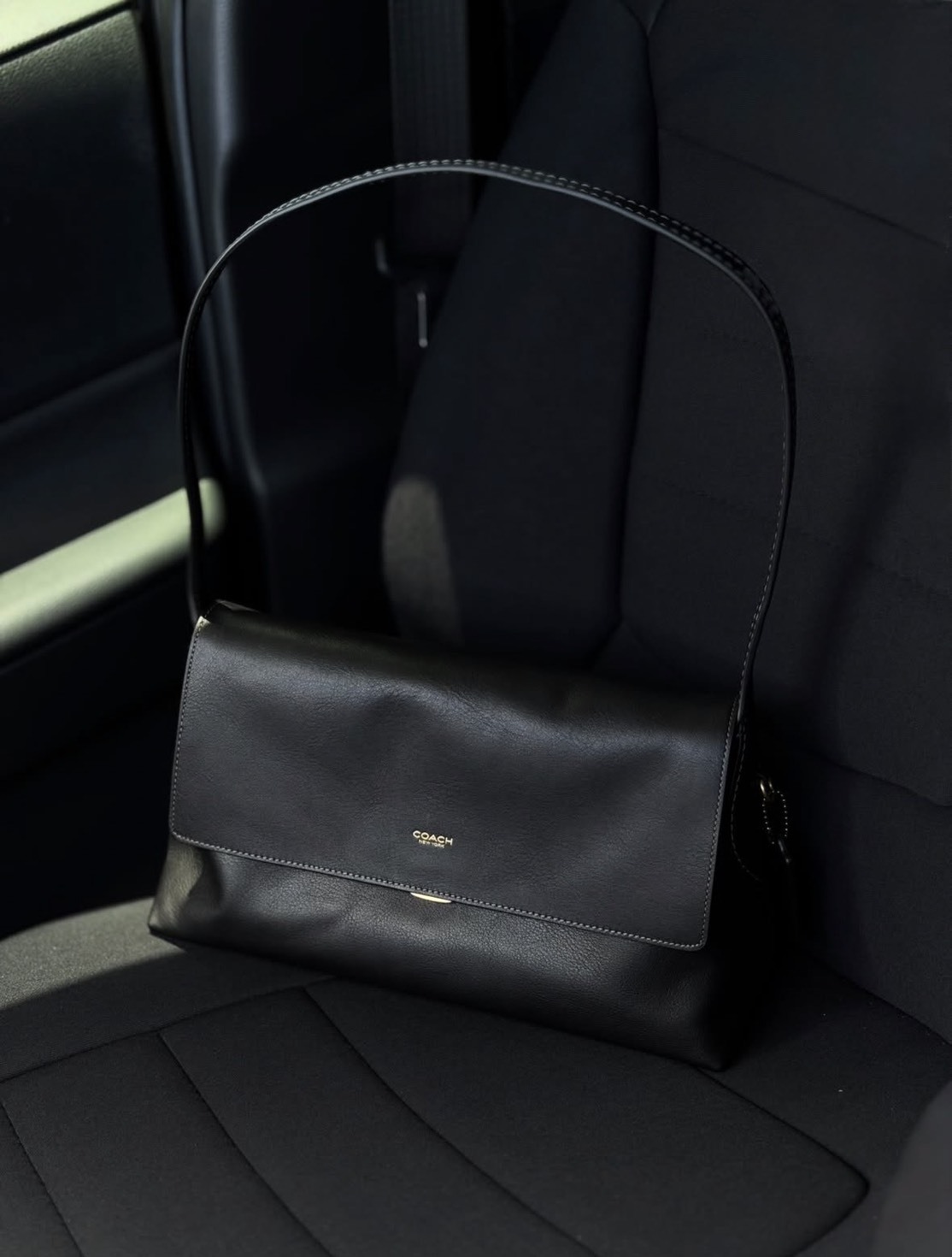 <極致慵懶🖤> COACH CHELSEA 30 With Chain 單肩手袋 新款鍊條