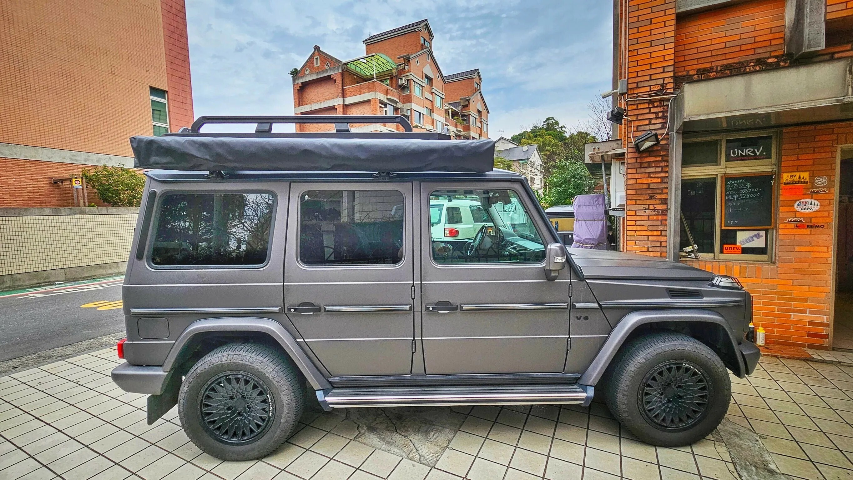 Mercedes-Benz G-Class 車頂架搭配黑蝙蝠270度車邊帳