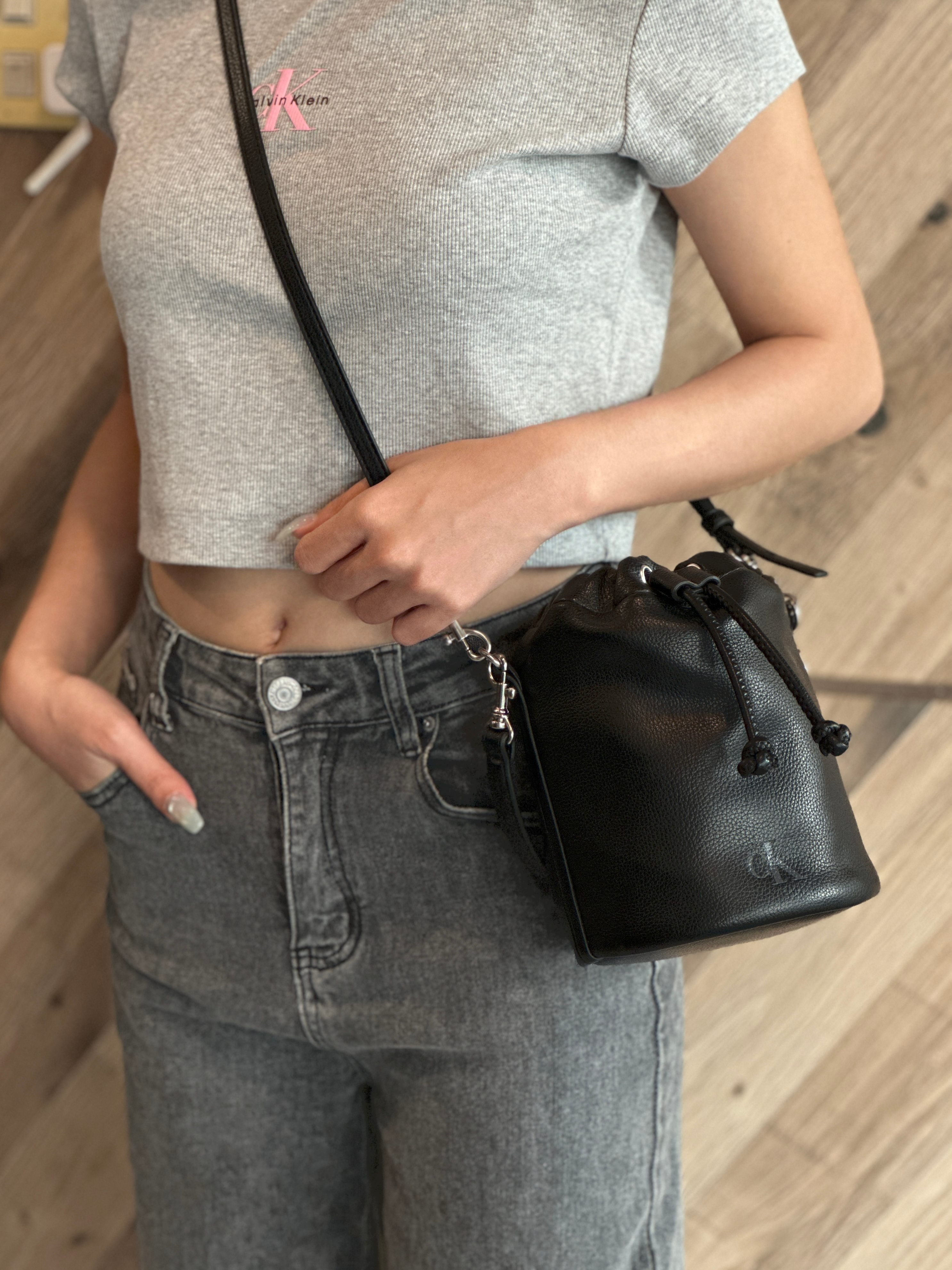 Calvin Klein CK 壓紋小字母 皮革 束口 水桶包 斜背包