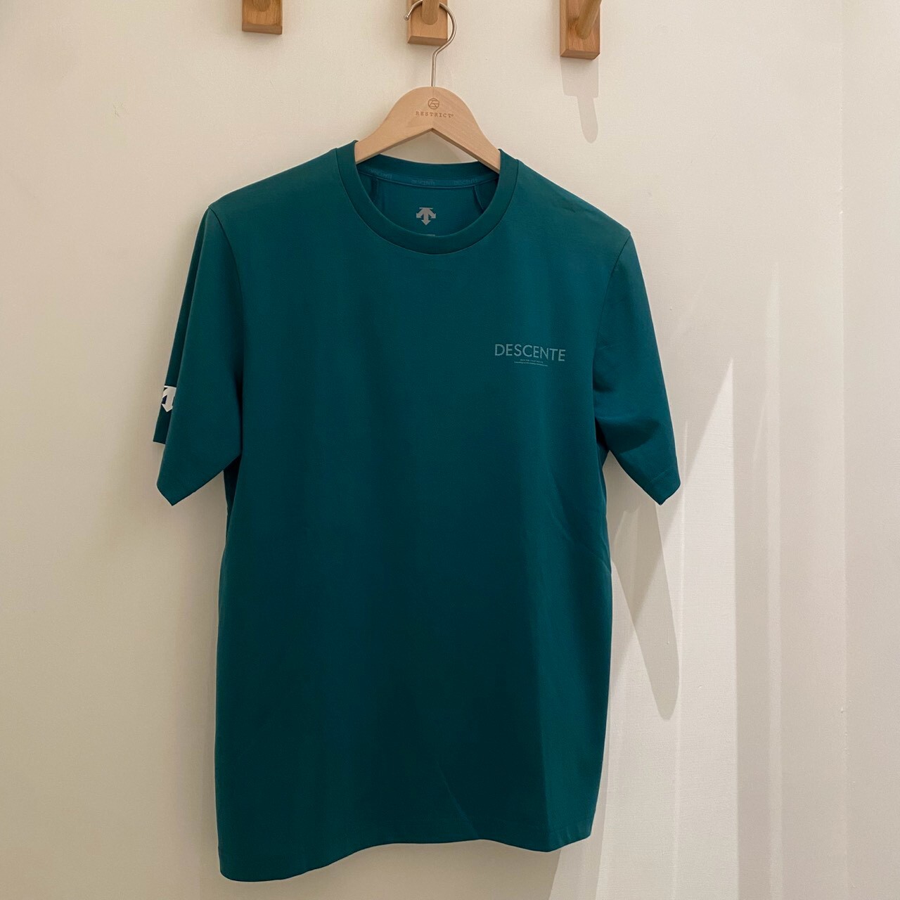 Descente 迪桑特 大尺碼 極簡微文字短T SQ123UTS14