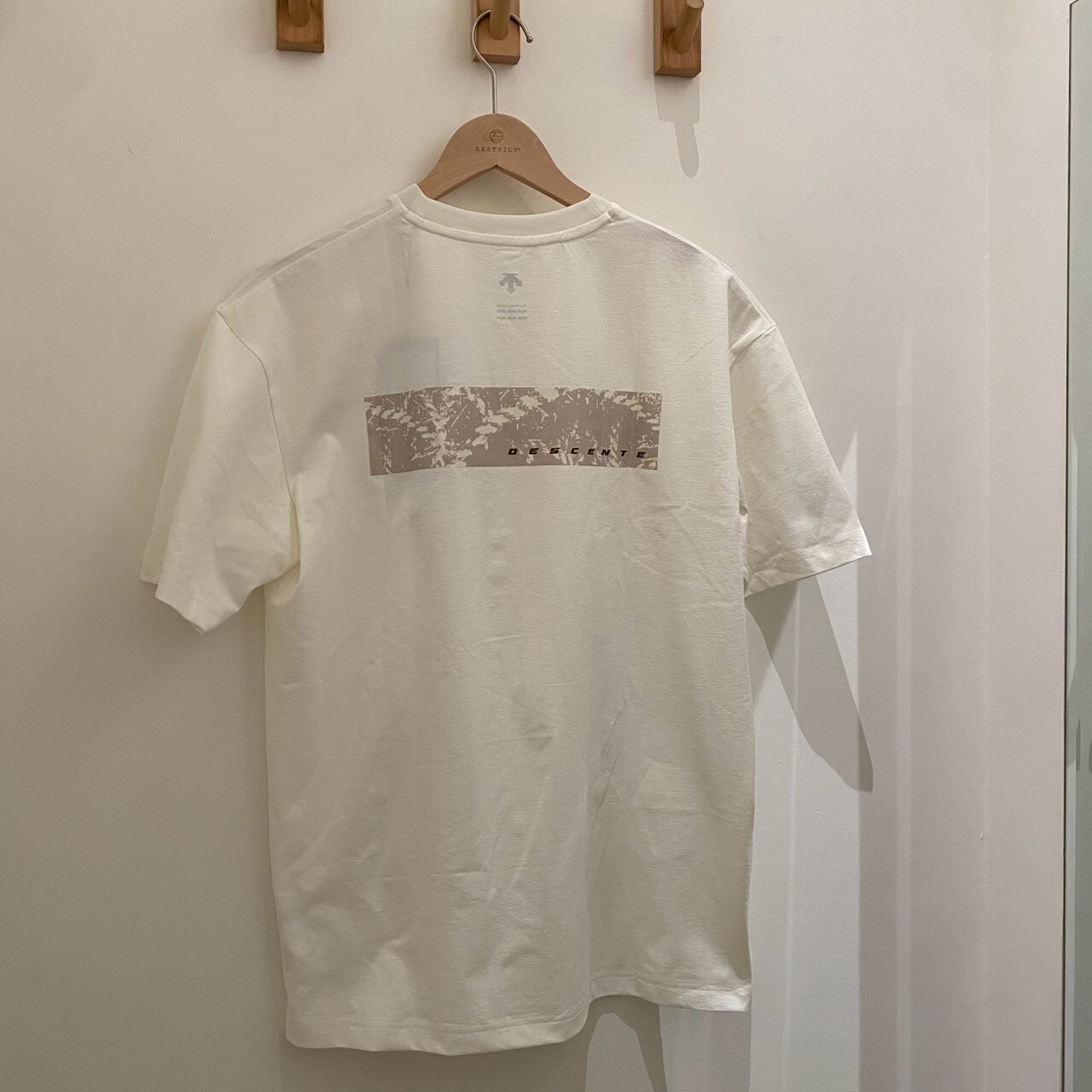 Descente 迪桑特 大尺碼 背後幾何印花短T SQ321TTS75
