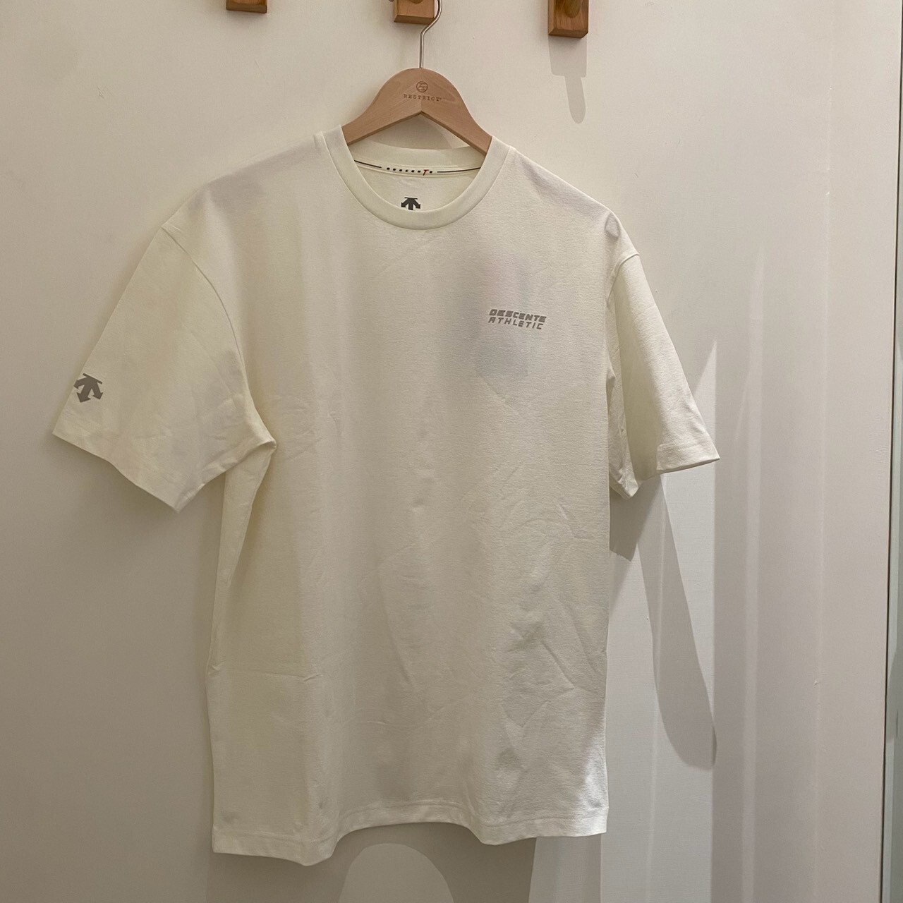 Descente 迪桑特 大尺碼 背後幾何印花短T SQ321TTS75