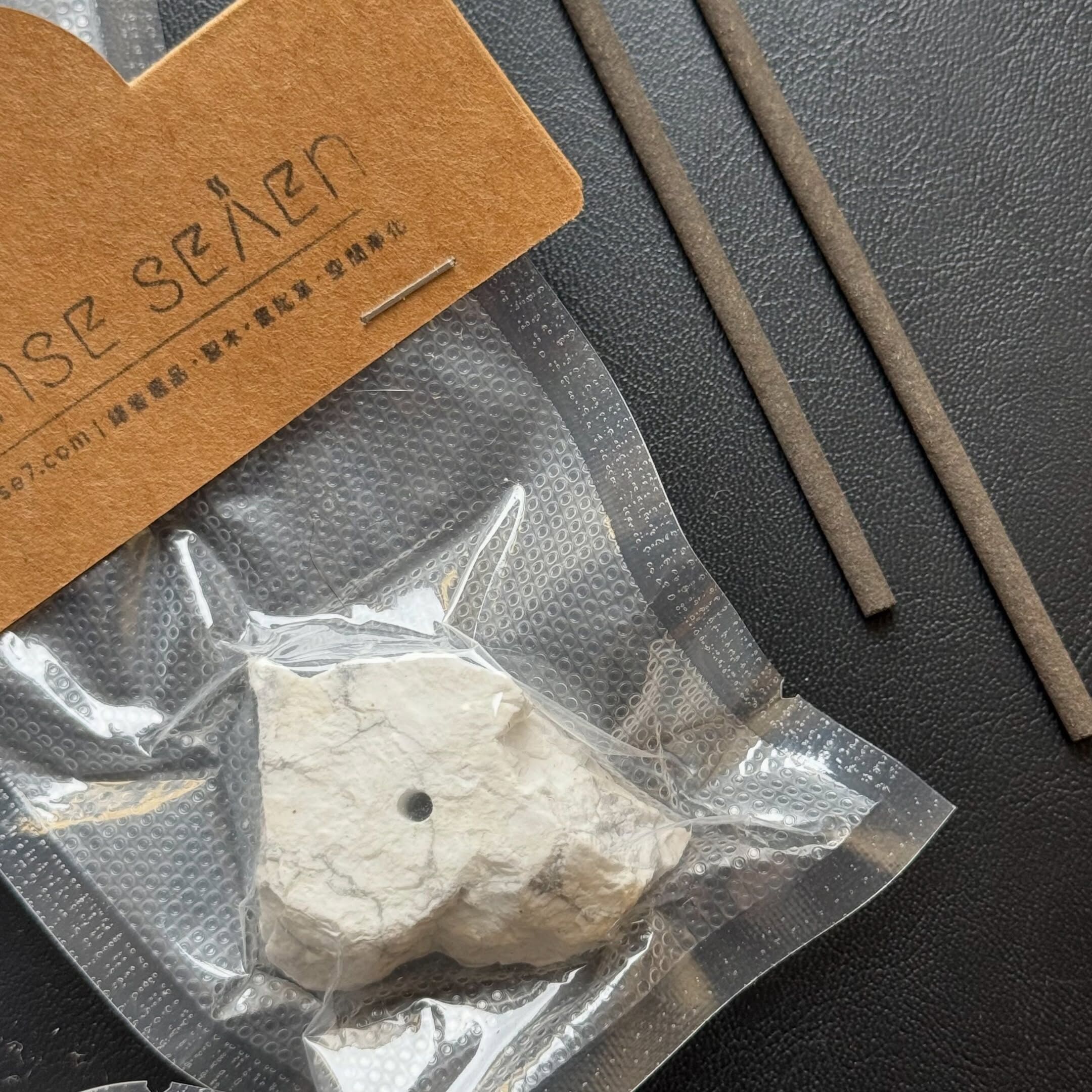 [原石] 白松石 原礦 線香座