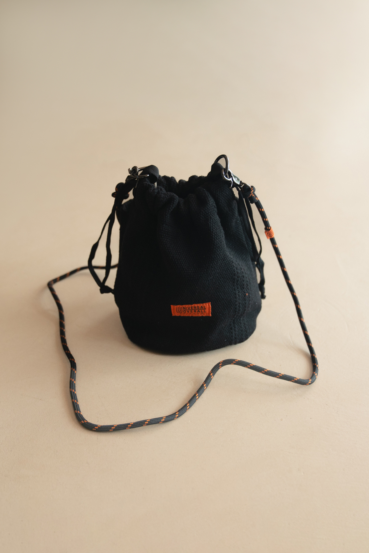 UNIVERSAL OVERALL COLOR ZILE KNIT POUCH (2COL)