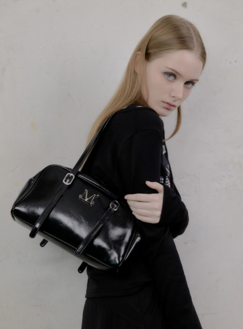 【韓國預購】KRD090712 MUCENT LUIN METAL LOGO BAGUETTE BAG UNISEX