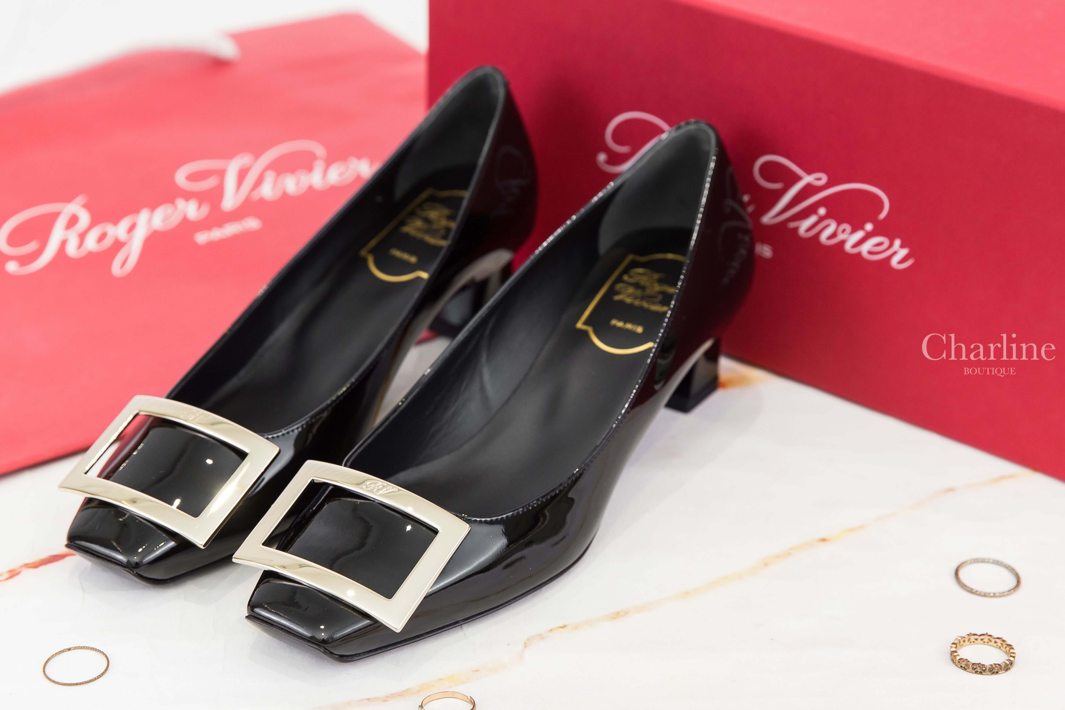 Roger Vivier Trompette Pumps In Patent Leather 黑色漆皮金色方釦粗跟低跟鞋 斜側面黑色漆皮鞋身、金色方釦與粗跟設計，Charline Boutique 實拍