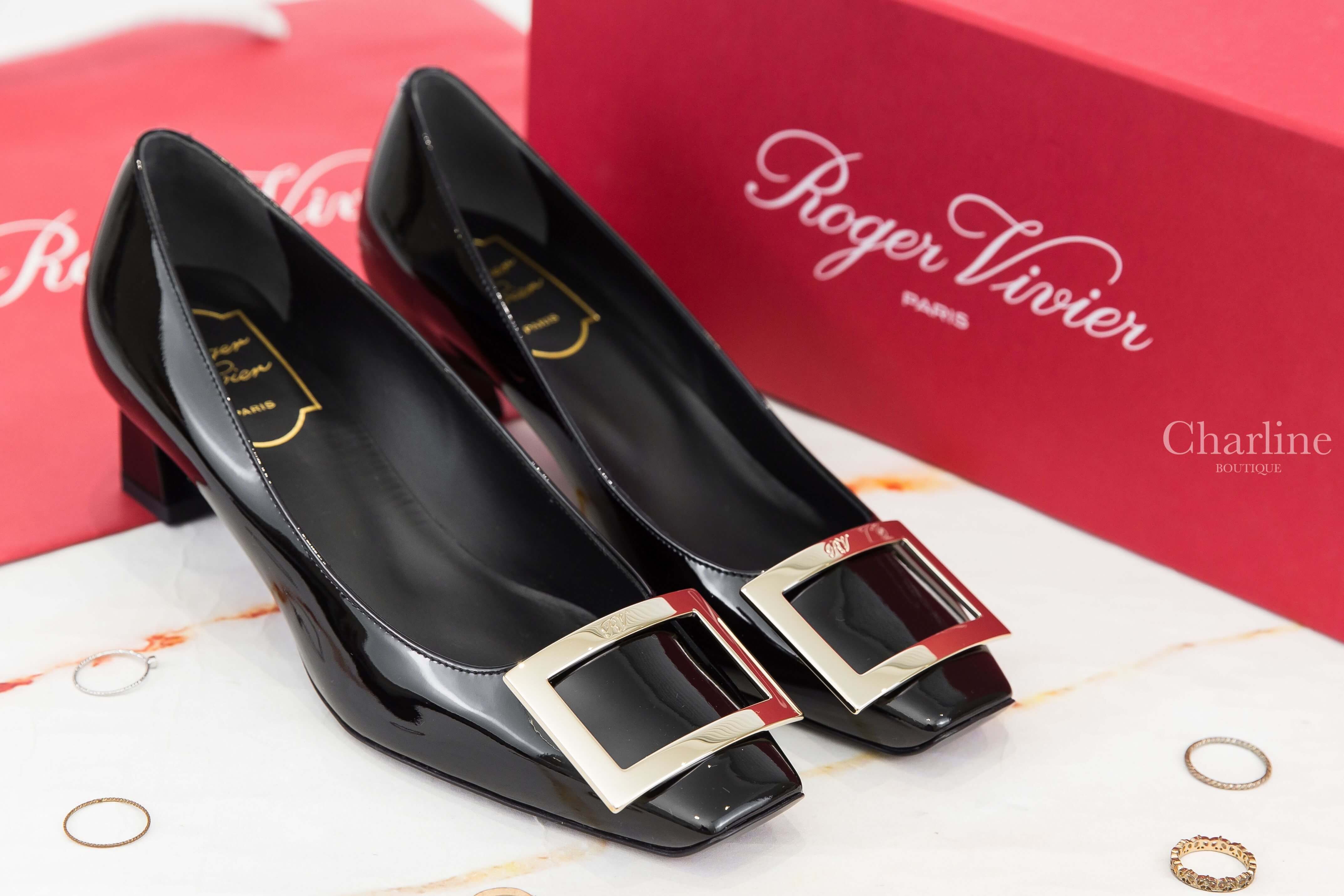Roger Vivier Trompette Pumps In Patent Leather 黑色漆皮金色方釦粗跟低跟鞋 正面黑色漆皮方頭與金色方釦造型，Charline Boutique 實拍