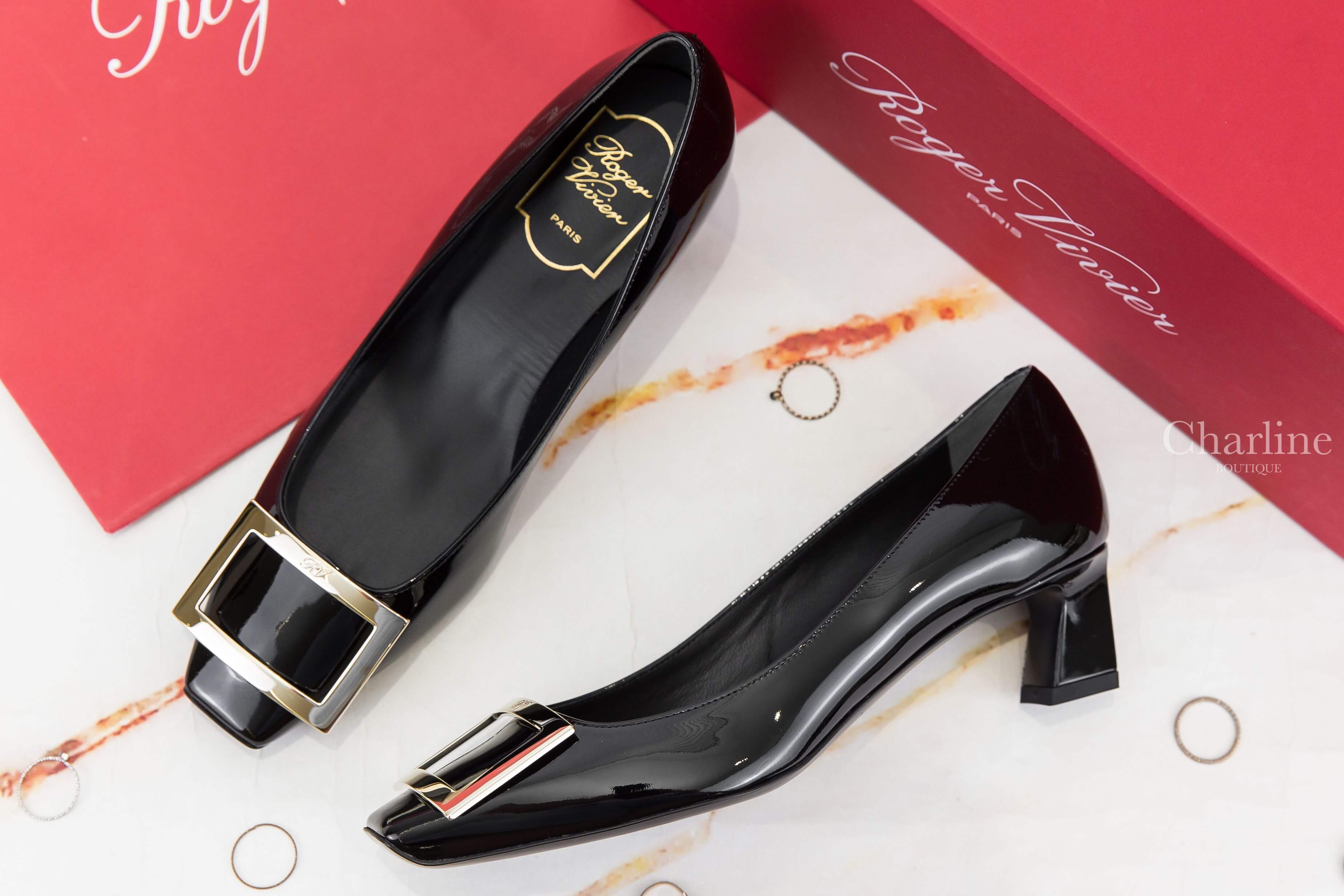 Roger Vivier Trompette Pumps In Patent Leather 黑色漆皮金色方釦粗跟低跟鞋 俯拍完整鞋型、方頭金色方釦與低粗跟側面，Charline Boutique 實拍