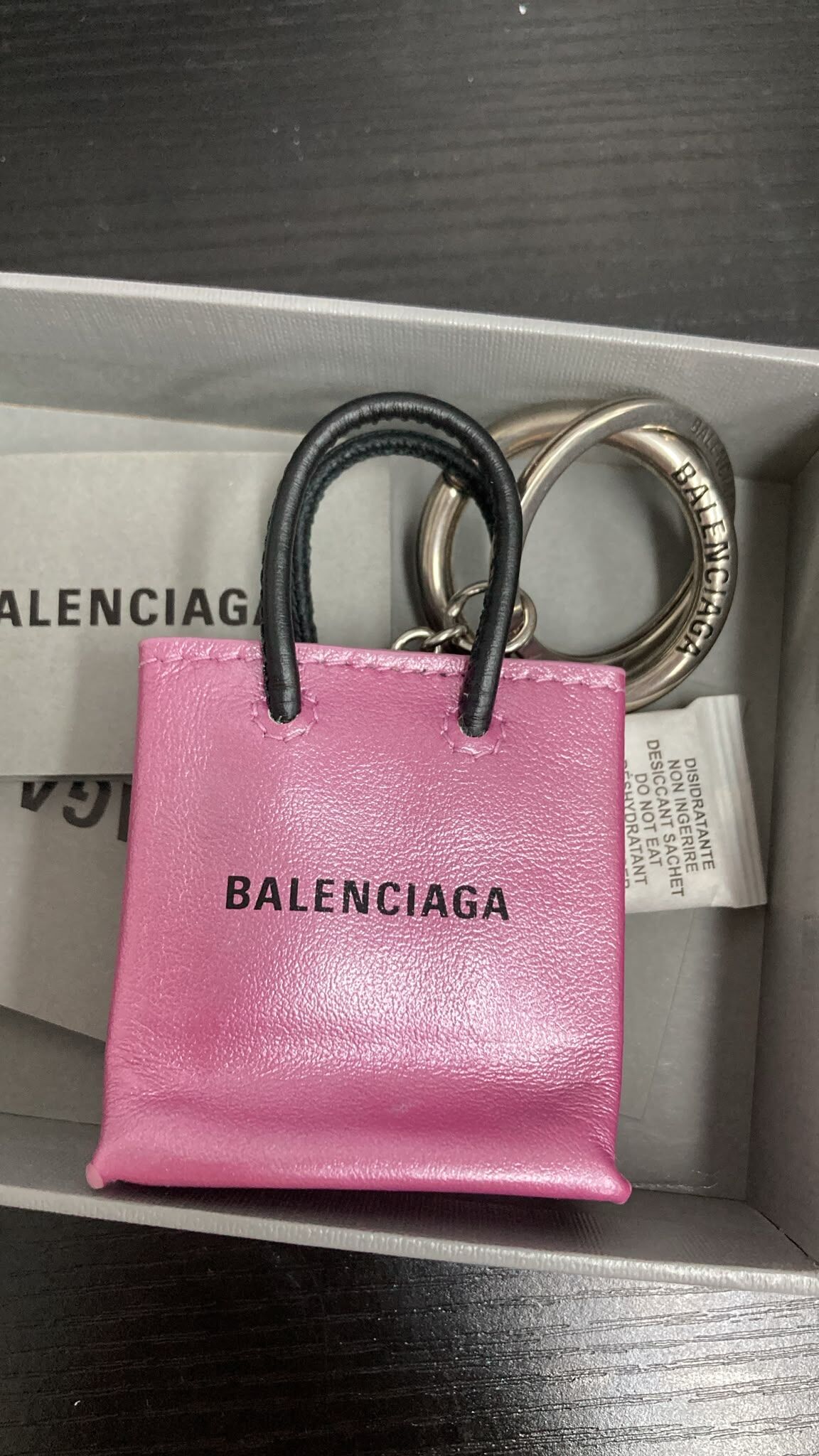英國代購  Balenciaga ：Mini Shopping Bag Keyring / Charm（迷你購物袋造型鑰匙圈吊飾）。display