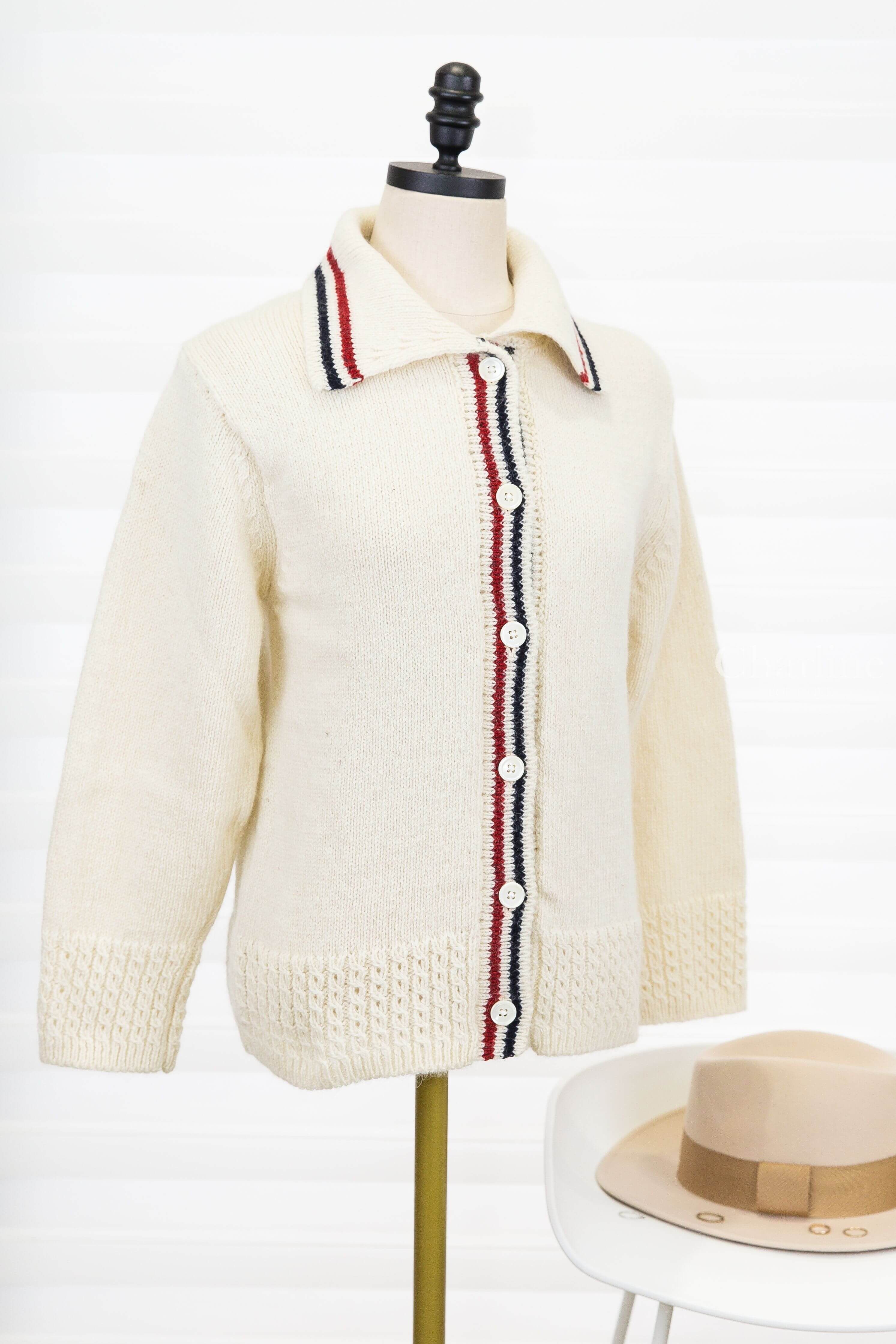 Thom Browne Donegal Rwb Stripe Hector Pointelle Cardigan 白色紅藍條紋後背臘腸狗針織羊毛混馬海毛開襟長袖外套 正面斜側角度與翻領排釦版型