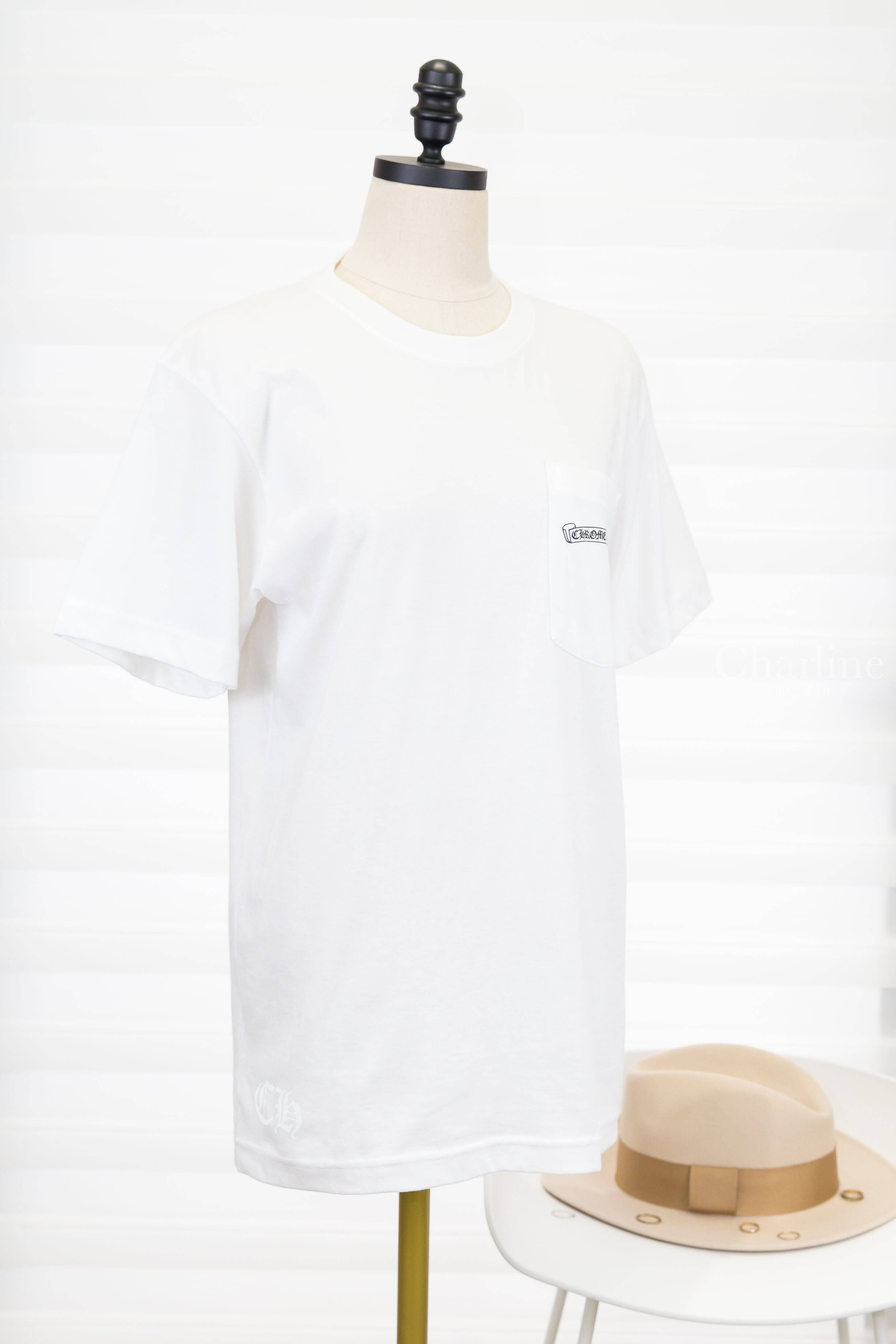 Chrome Hearts T-shirts 白色黑字圖騰印花口袋短袖棉T 正面斜角外觀與胸前口袋 CHROME HEARTS 圖騰，Charline Boutique 實拍