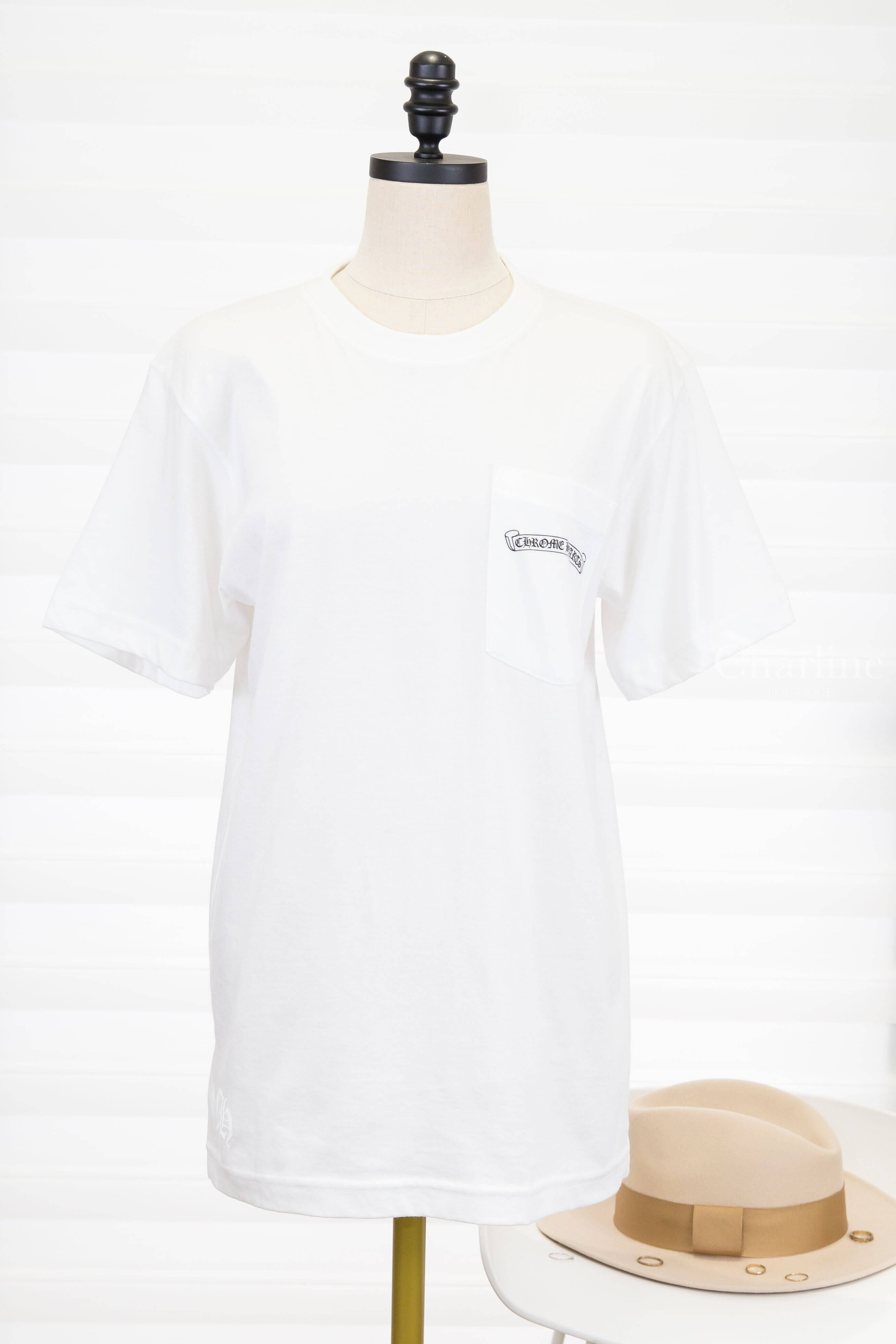 Chrome Hearts T-shirts 白色黑字圖騰印花口袋短袖棉T 正面完整外觀與胸前口袋圖騰印花，Charline Boutique 實拍