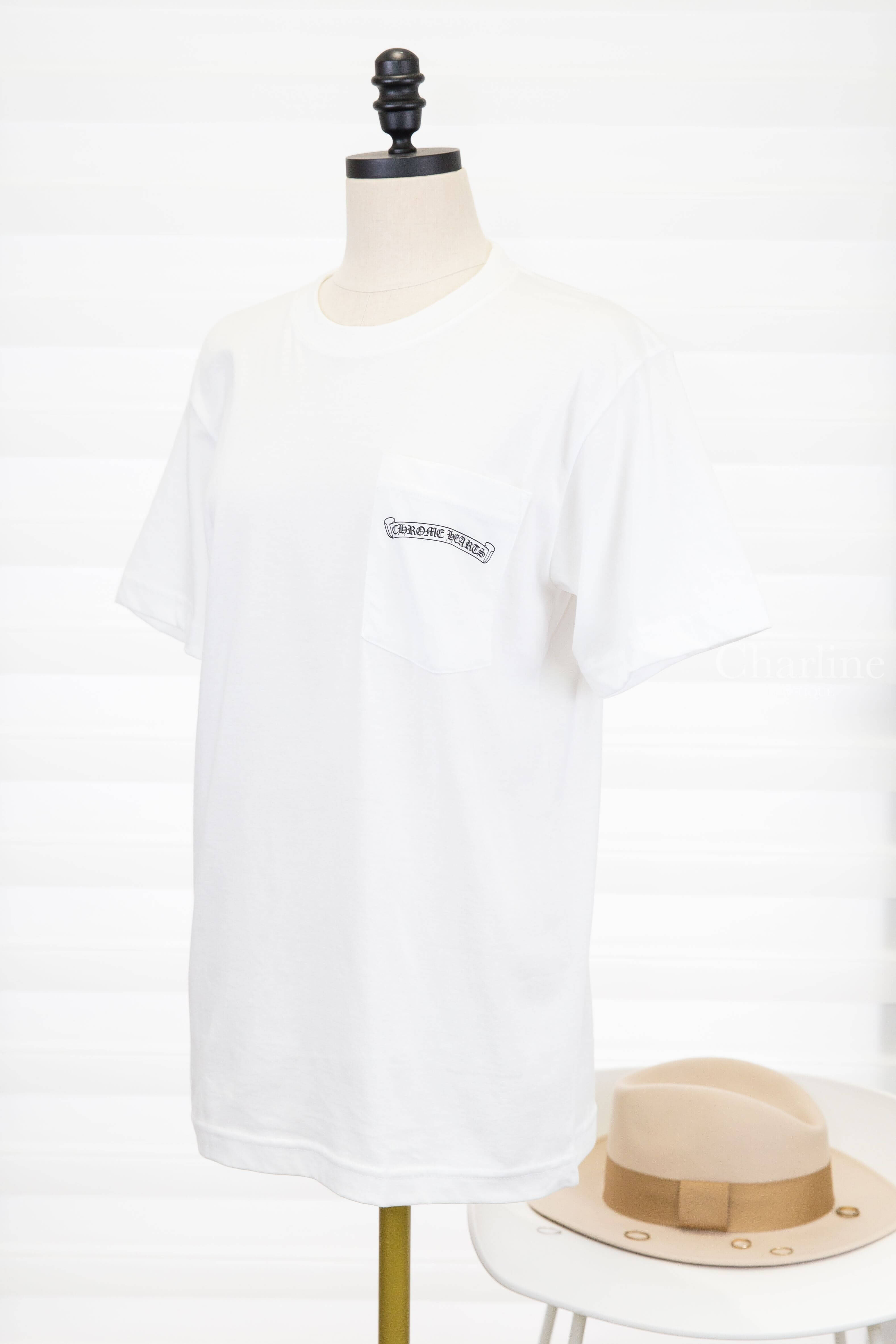Chrome Hearts T-shirts 白色黑字圖騰印花口袋短袖棉T 正面另一角度與口袋黑色捲軸字樣印花，Charline Boutique 實拍