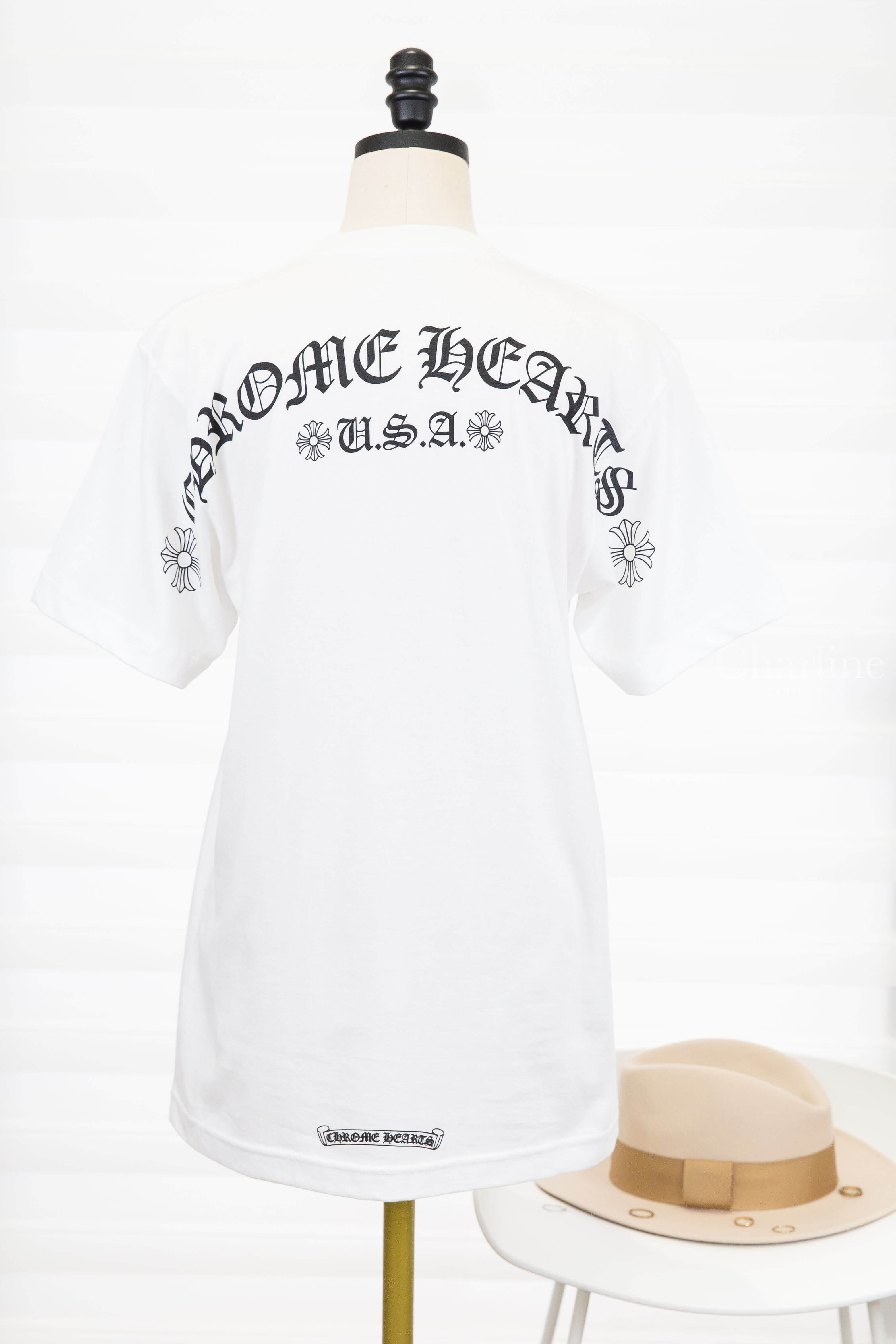 Chrome Hearts T-shirts 白色黑字圖騰印花口袋短袖棉T 背面完整外觀、大型 CHROME HEARTS U.S.A. 哥德字體與十字花圖騰，Charline Boutique 實拍