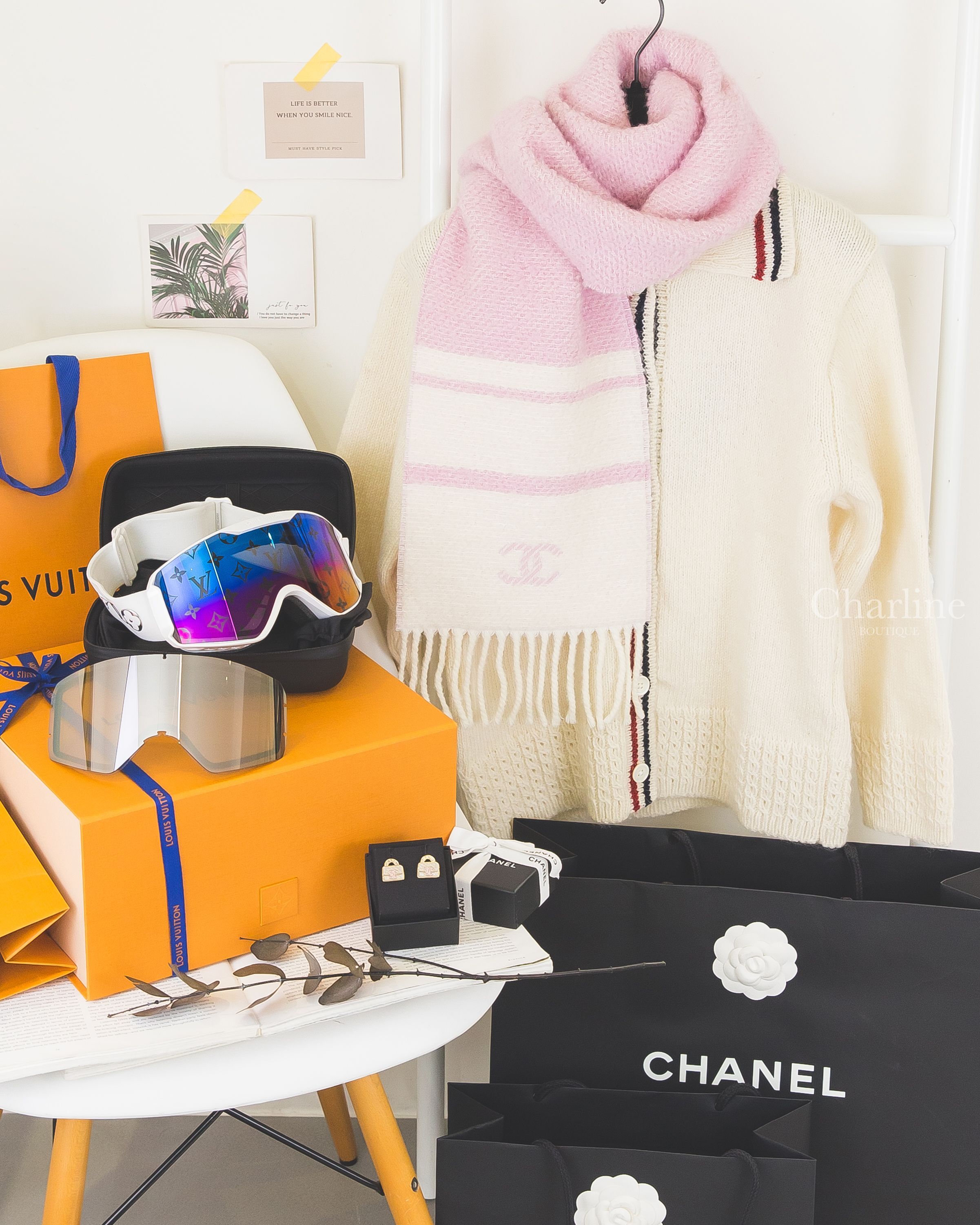 CHANEL 粉底白色斜紋立體CC雙面羊毛混喀什米爾真絲流蘇圍巾搭配白色針織外套的粉白配色情境穿搭，Charline Boutique 實拍
