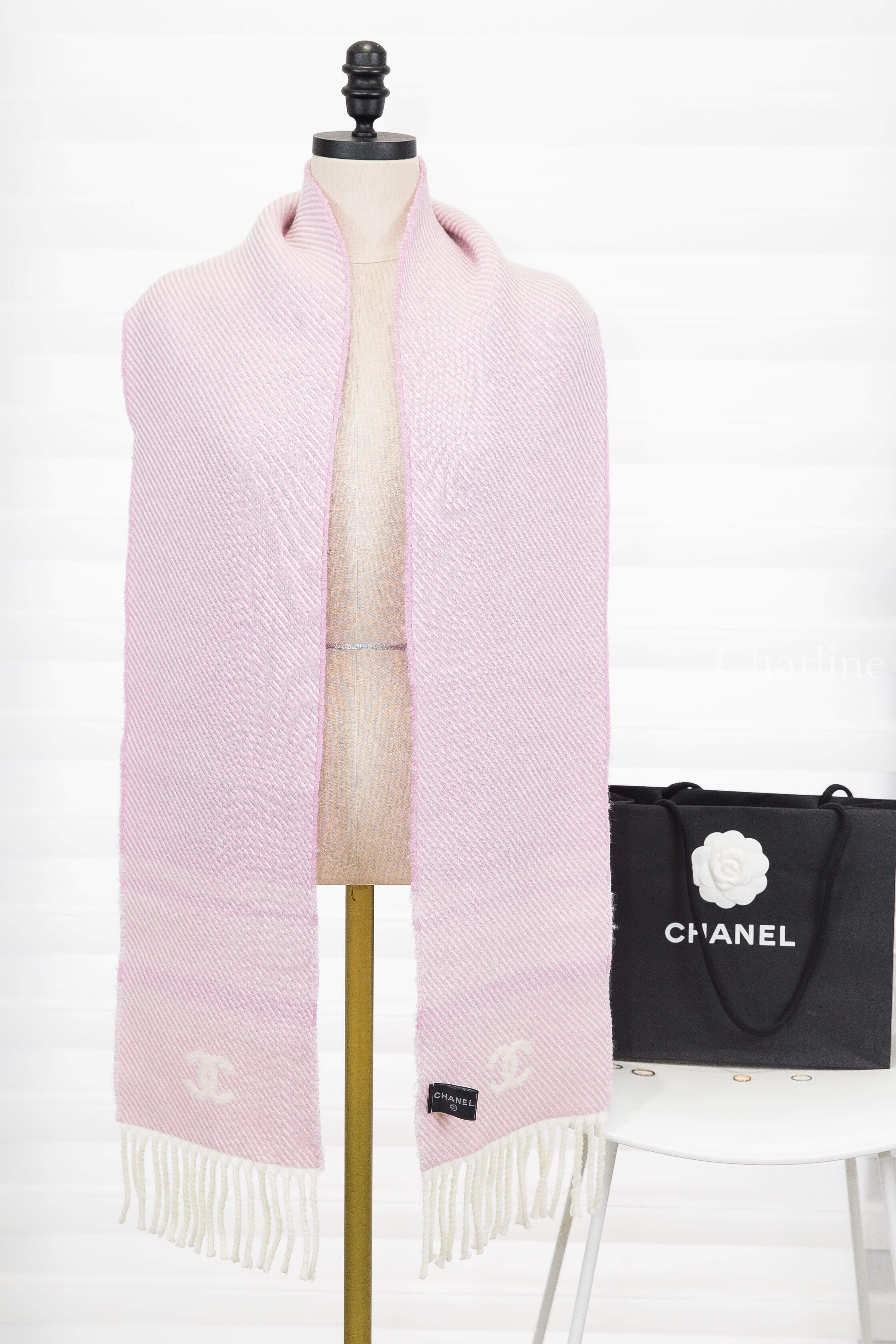 CHANEL 粉底白色斜紋立體CC雙面羊毛混喀什米爾真絲流蘇圍巾粉白斜紋另一面、白色 CC Logo 與流蘇完整披掛外觀，Charline Boutique 實拍