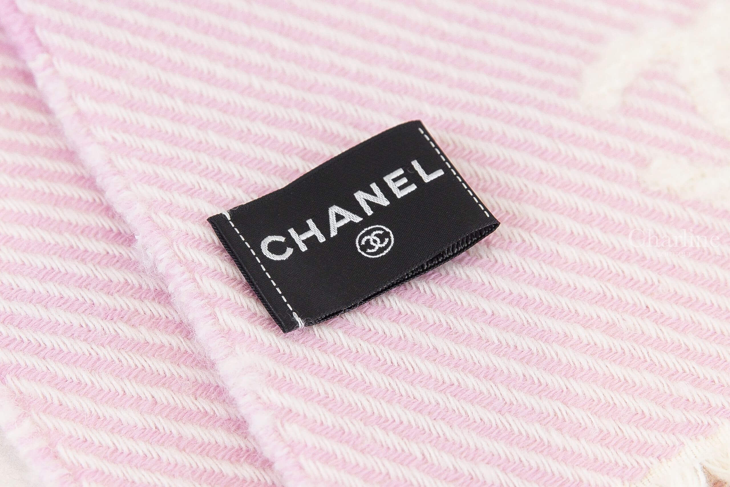 CHANEL 粉底白色斜紋立體CC雙面羊毛混喀什米爾真絲流蘇圍巾 CHANEL 黑色品牌標籤細節，Charline Boutique 實拍