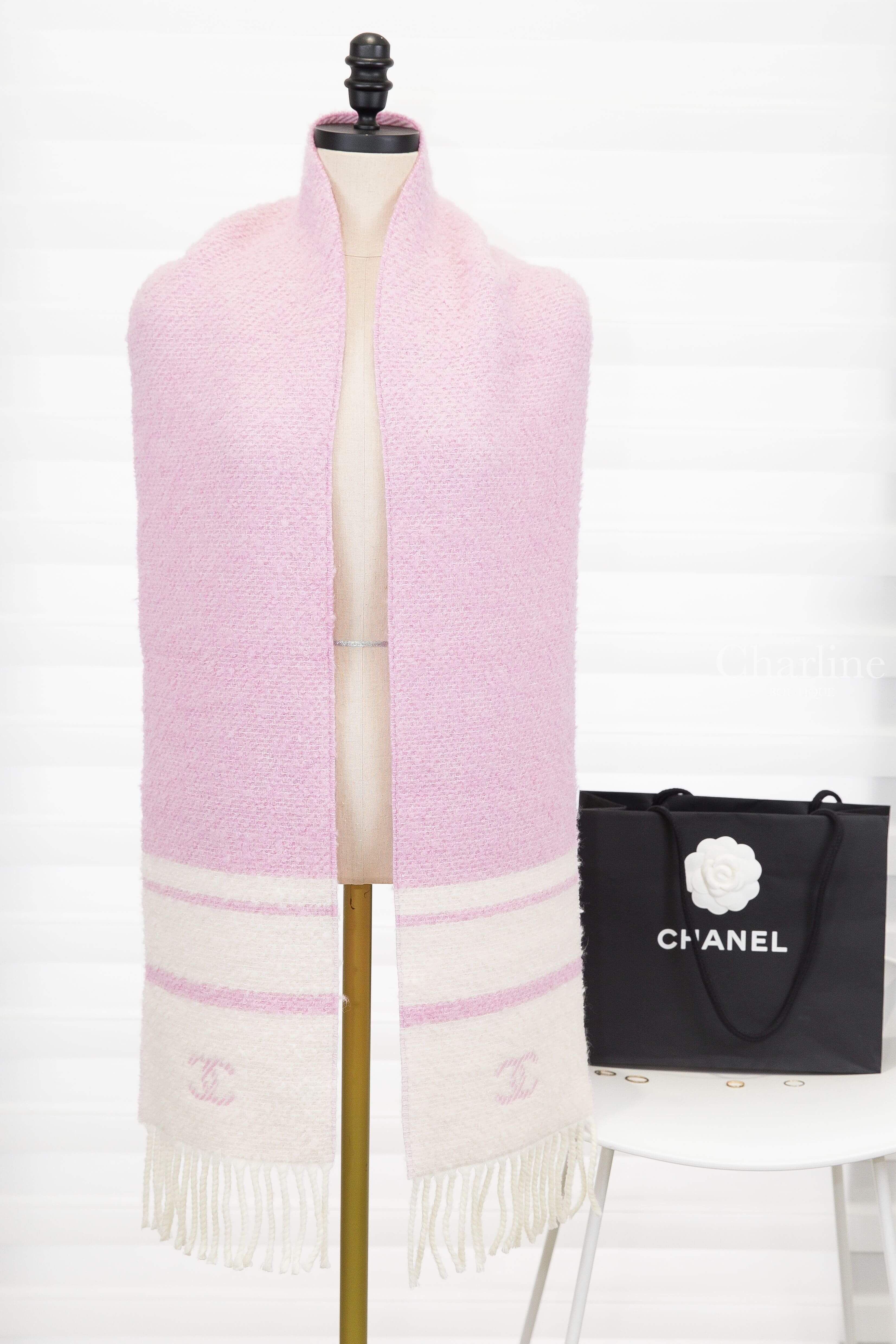 CHANEL 粉底白色斜紋立體CC雙面羊毛混喀什米爾真絲流蘇圍巾粉色織面搭配白色條紋、粉色 CC Logo 與流蘇完整披掛外觀，Charline Boutique 實拍