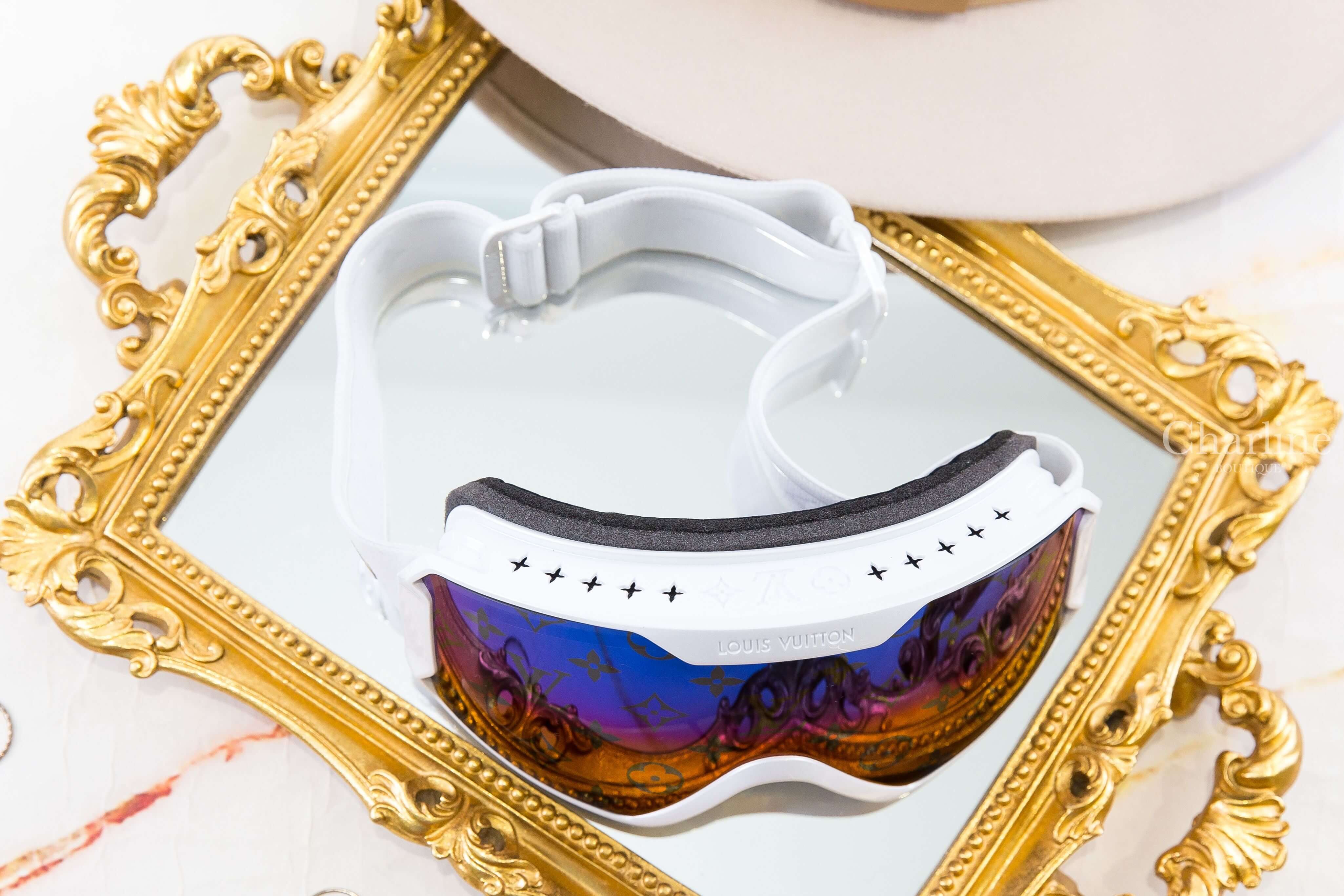 Louis Vuitton LV Snow Gradient Mask 白色側邊銀色老花字母漸層老花鏡面拆卸式滑雪護目鏡 正面白色鏡框、漸層 Monogram 鏡片與可調式頭帶，Charline Boutique 實拍