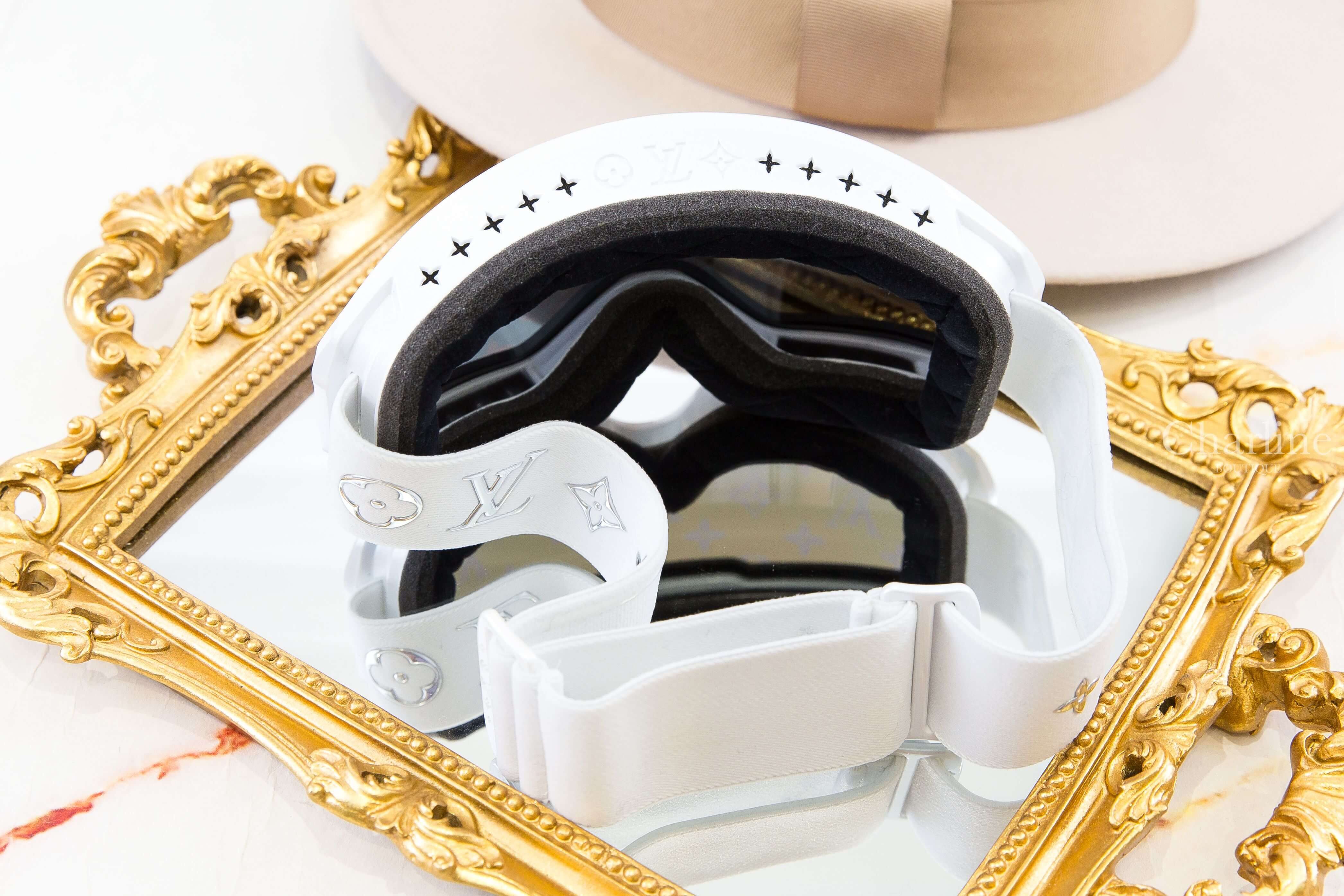 Louis Vuitton LV Snow Gradient Mask 白色側邊銀色老花字母漸層老花鏡面拆卸式滑雪護目鏡 背面內襯、白色彈性頭帶與銀色 LV Monogram 圖騰細節，Charline Boutique 實拍