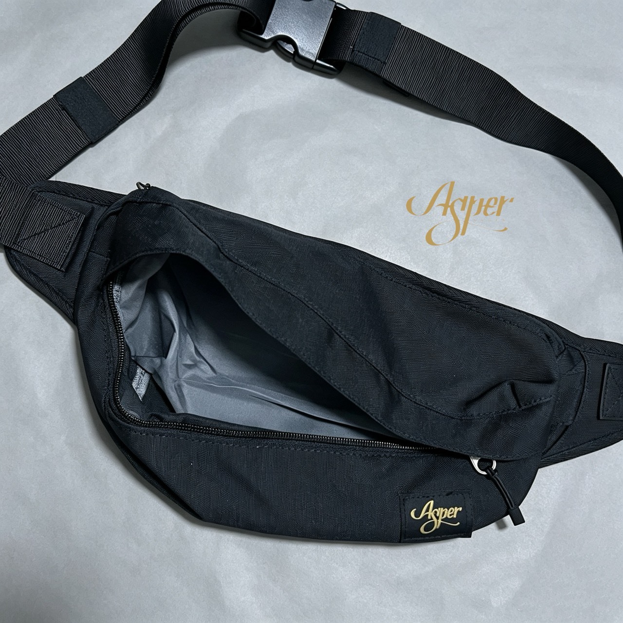 APSER 自有品牌腰包 斜跨包 簡約 素面 小LOGO 工裝 黑色 男包 女包