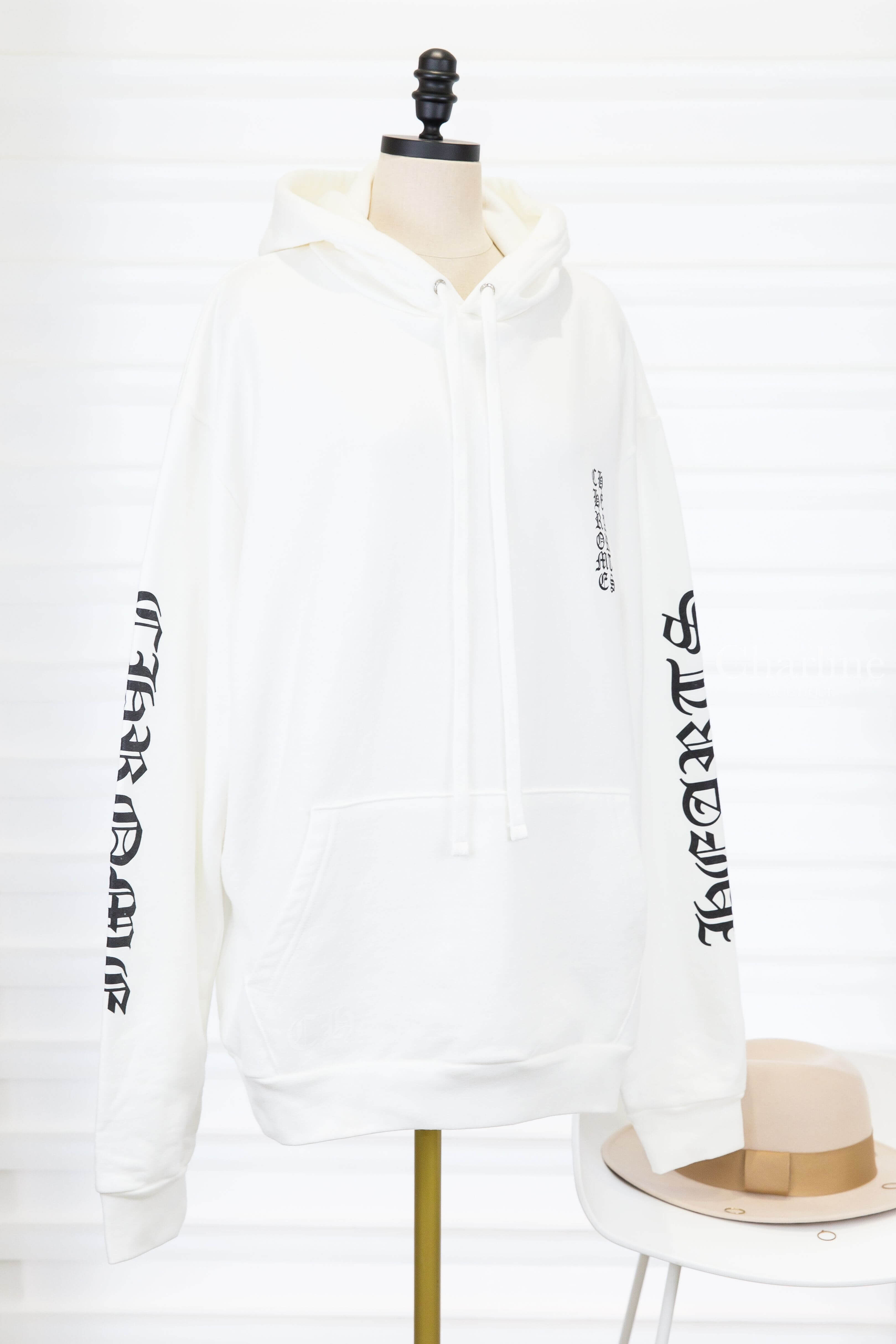 Chrome Hearts Sweatshirt 白色黑字圖騰印花連帽長袖棉T 正面另一角度與胸前、袖側黑色圖騰印花，Charline Boutique 實拍