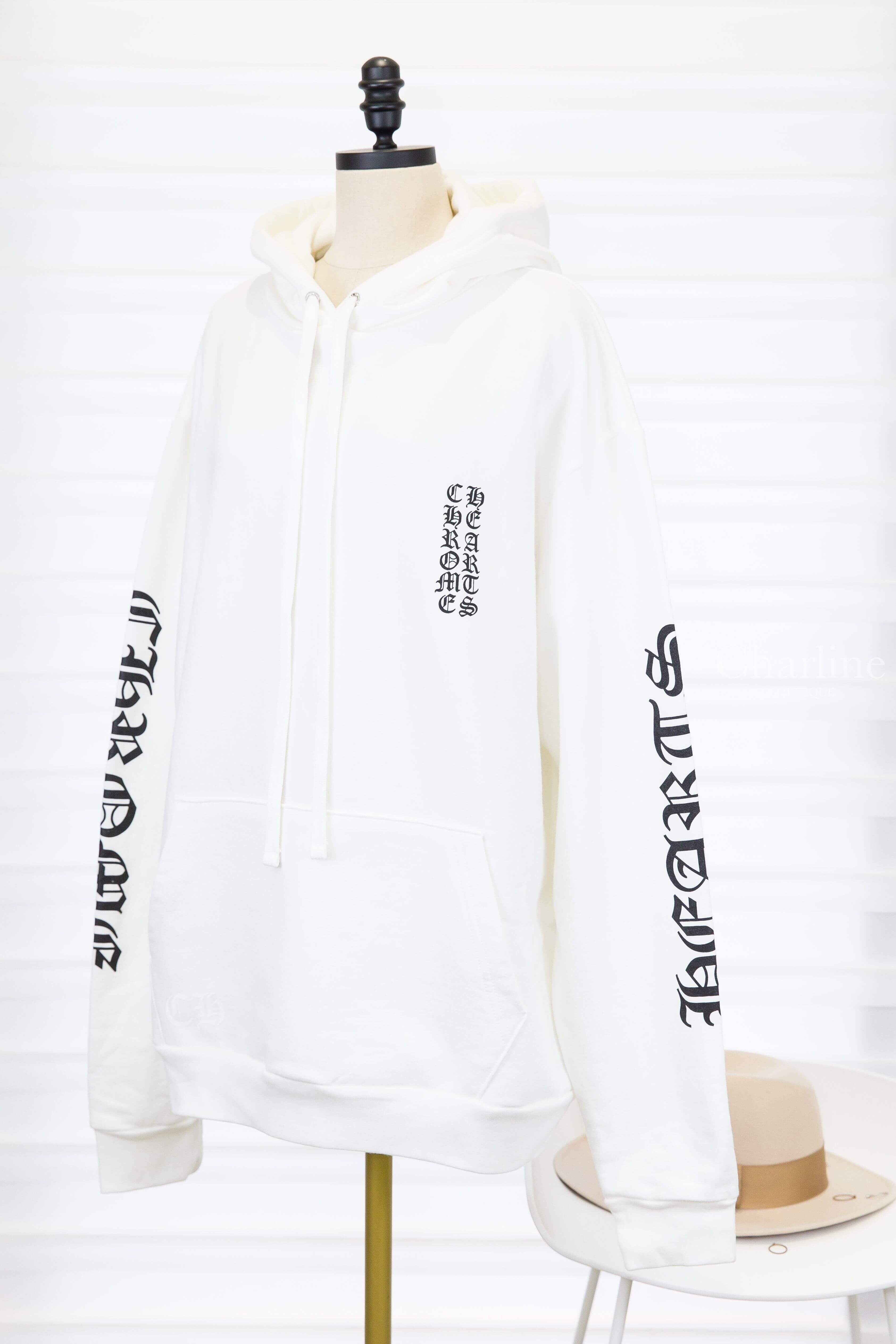 Chrome Hearts Sweatshirt 白色黑字圖騰印花連帽長袖棉T 正面斜角外觀與胸前 CHROME HEARTS 黑色字體印花，Charline Boutique 實拍
