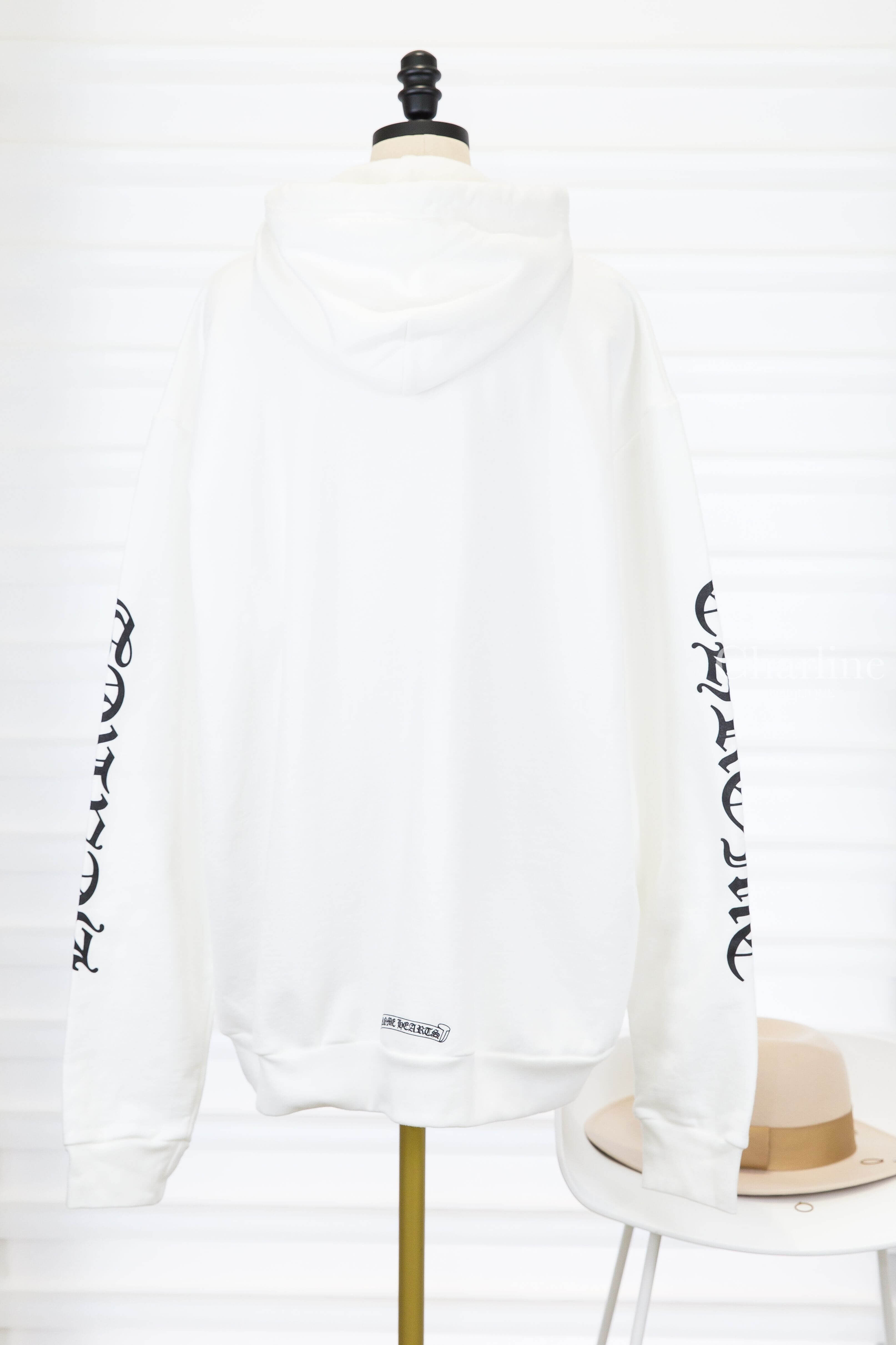 Chrome Hearts Sweatshirt 白色黑字圖騰印花連帽長袖棉T 背面完整外觀、雙袖黑色字體與下擺捲軸圖騰印花，Charline Boutique 實拍