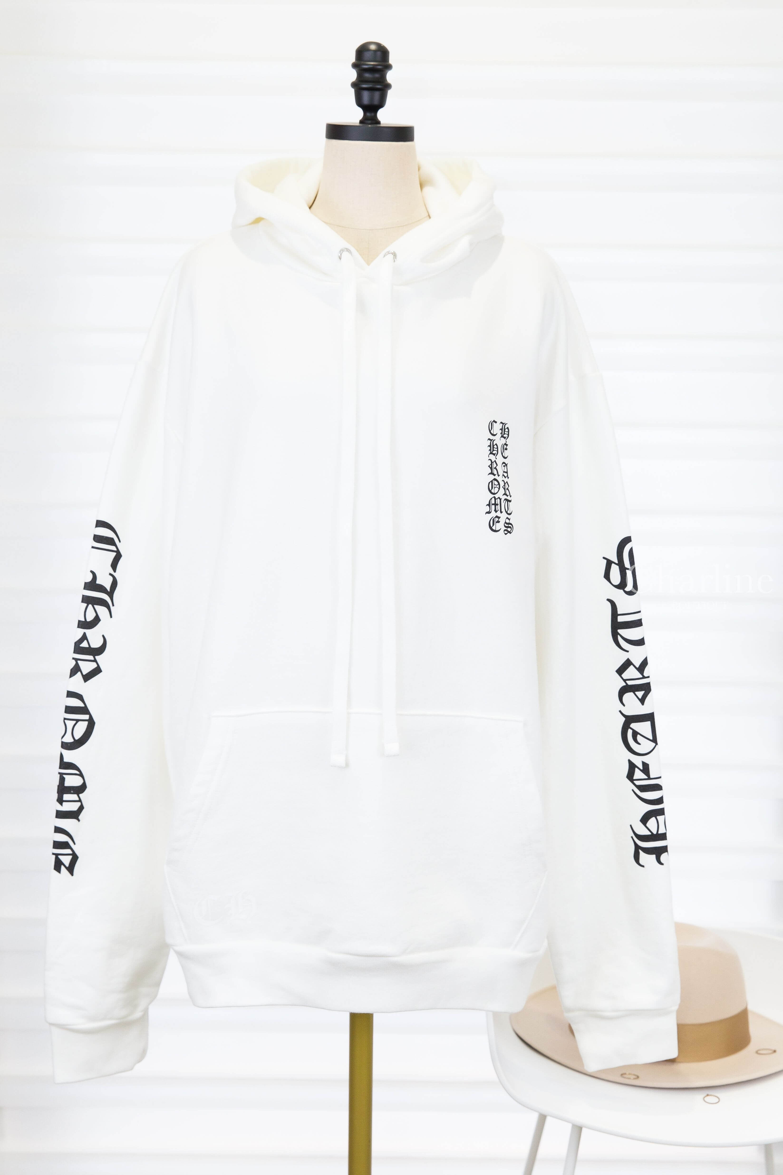 Chrome Hearts Sweatshirt 白色黑字圖騰印花連帽長袖棉T 正面完整外觀、連帽抽繩與雙袖黑色字體印花，Charline Boutique 實拍