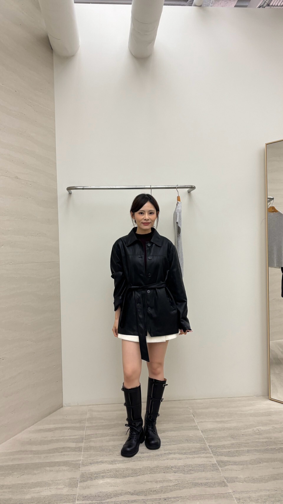 DR7117 黑色仿皮翻領排釦中長外套