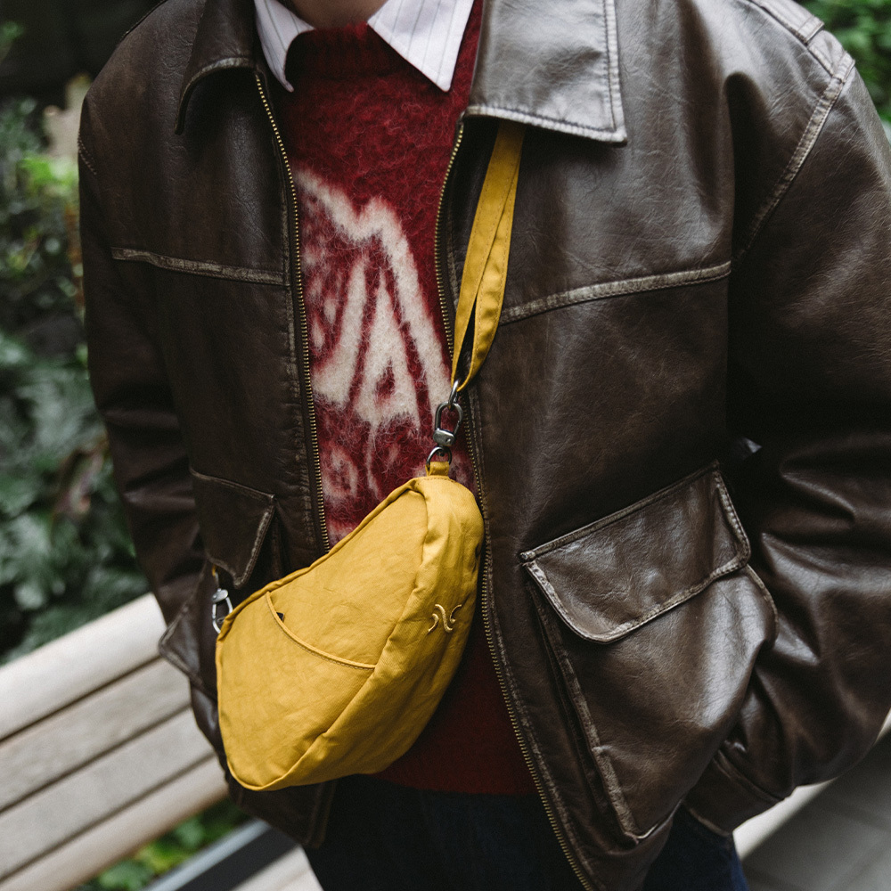 基本款 TEXTURED NYLON BAGLETT 斜背包-蜂巢黃