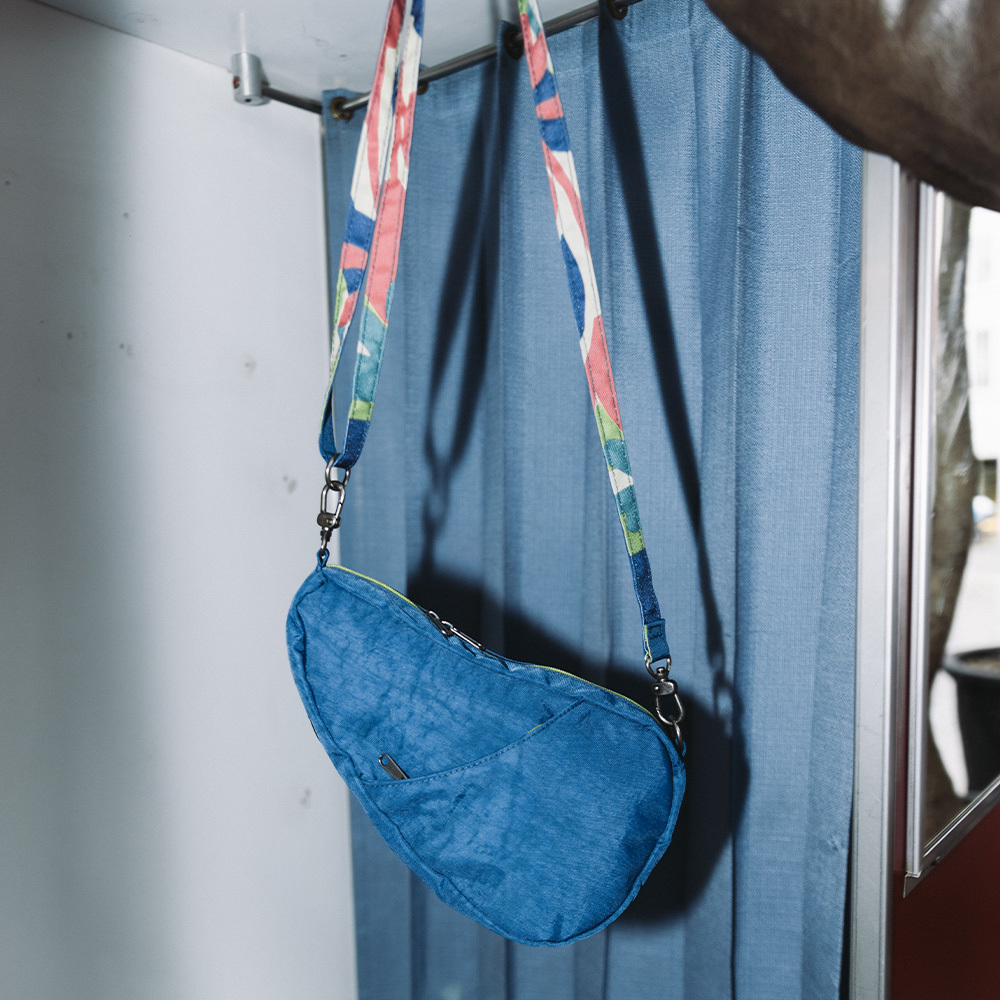 基本款 TEXTURED NYLON BAGLETT 斜背包-裏海流彩