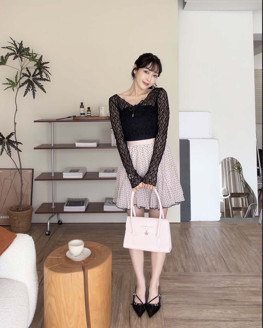 LINA LINA細膩柔情滿版刺繡縷空織紋透肌上衣-性感黑