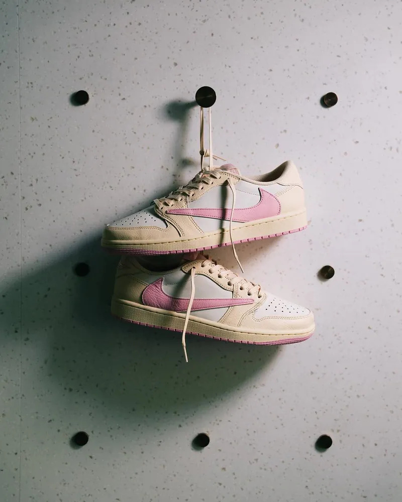 TRAVIS SCOTT X AIR JORDAN 1 LOW OG ''MUSLIN AND SHY PINK'' 奶油粉 粉紅 櫻花粉 倒勾 倒鉤 男女鞋 IQ7604-100