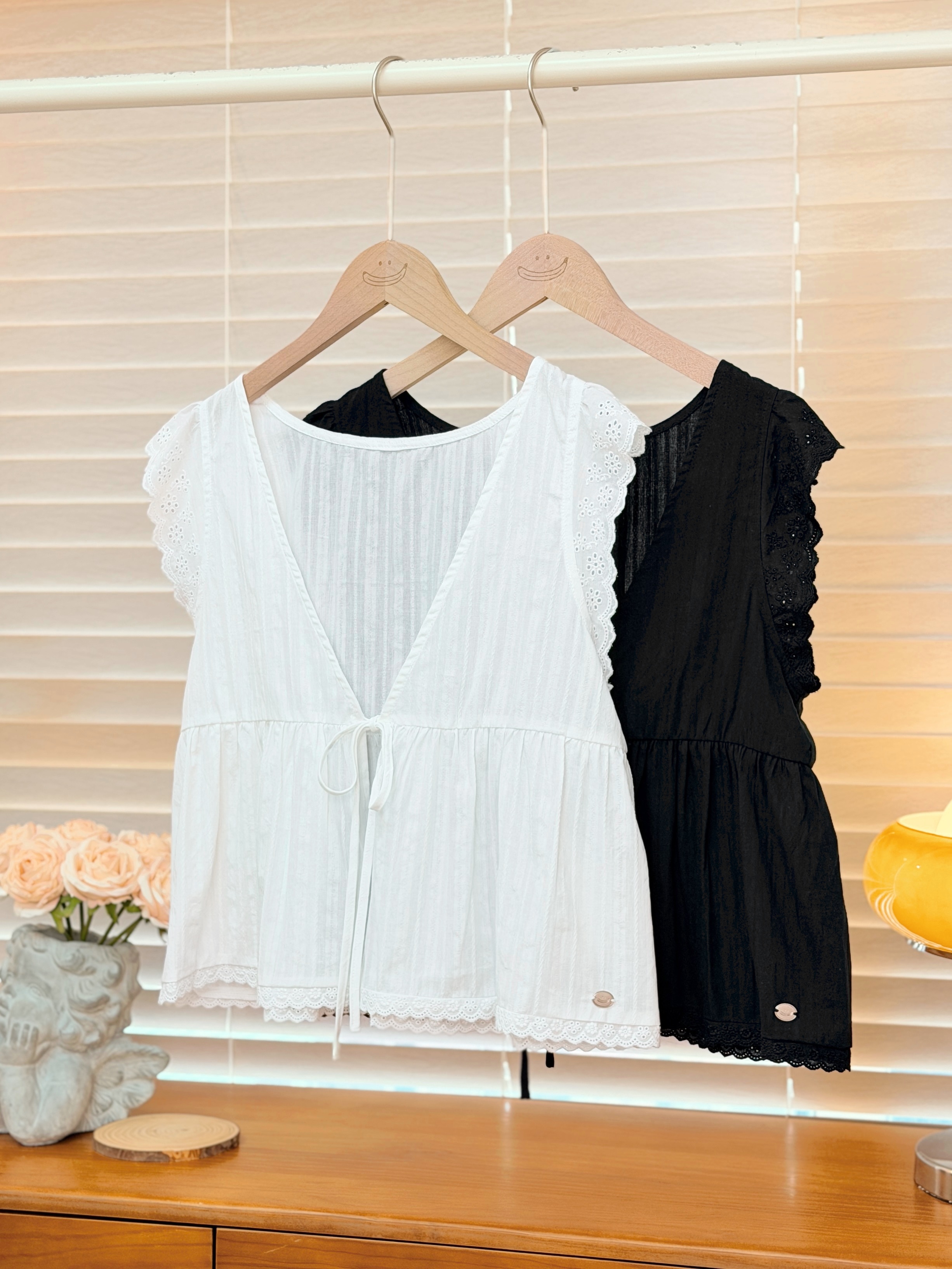 兩色 / 蕾絲雕花小翅膀V領馬甲 / Broderie Flutter Sleeve V-Neck Blouse