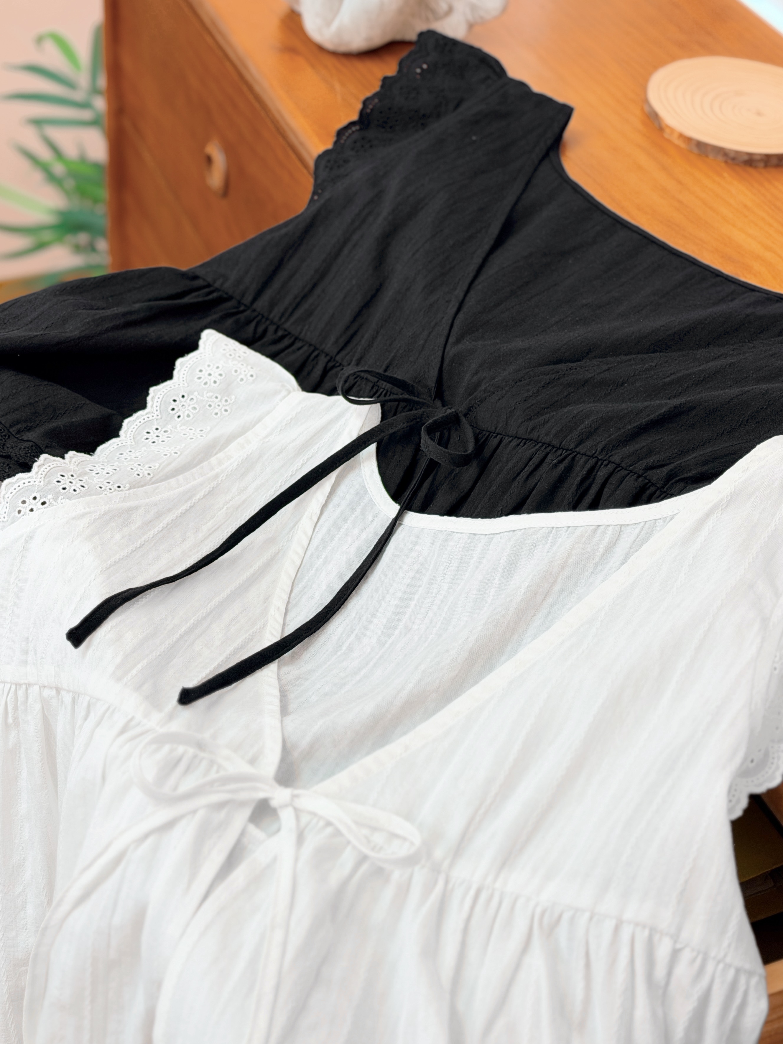兩色 / 蕾絲雕花小翅膀V領馬甲 / Broderie Flutter Sleeve V-Neck Blouse