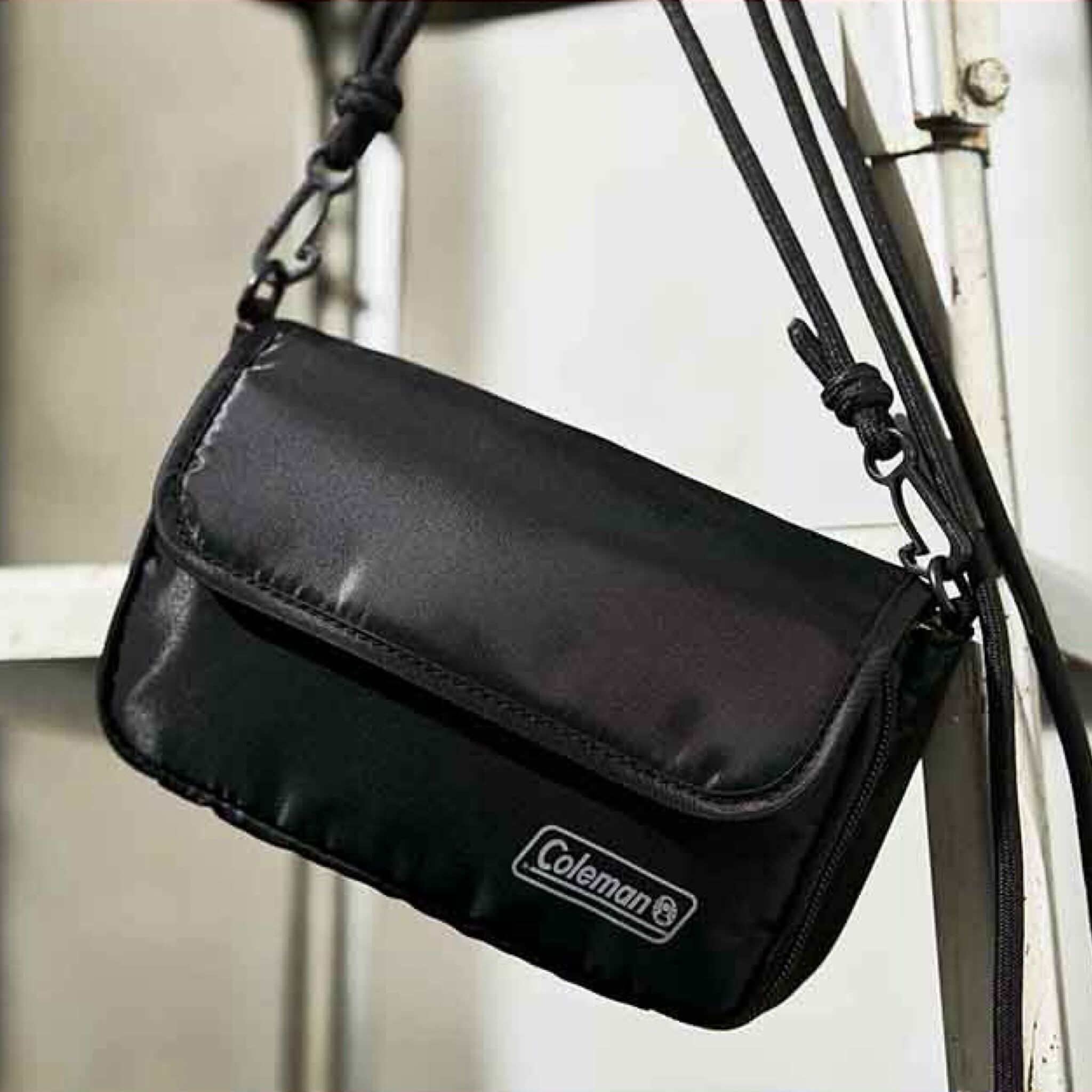 日本 Coleman Two Compartment Shoulder Bag
