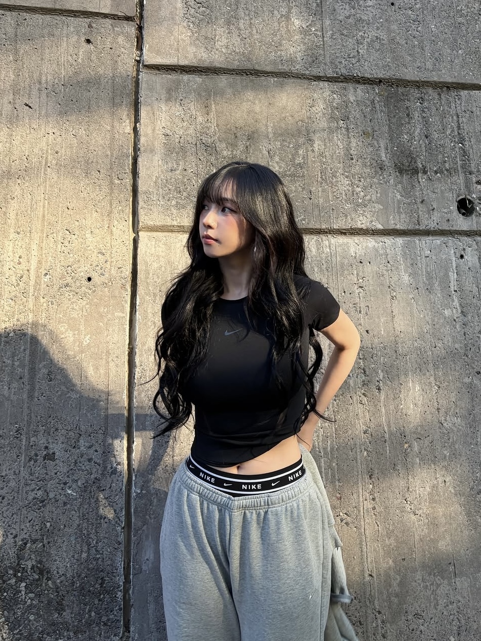 NIKE UNIVERSA 速乾網眼布拼接短袖上衣 短T 貼身 緊身 女款 柳智敏 劉知珉 Karina代言同款 黑色 IM9946-010 / 預購