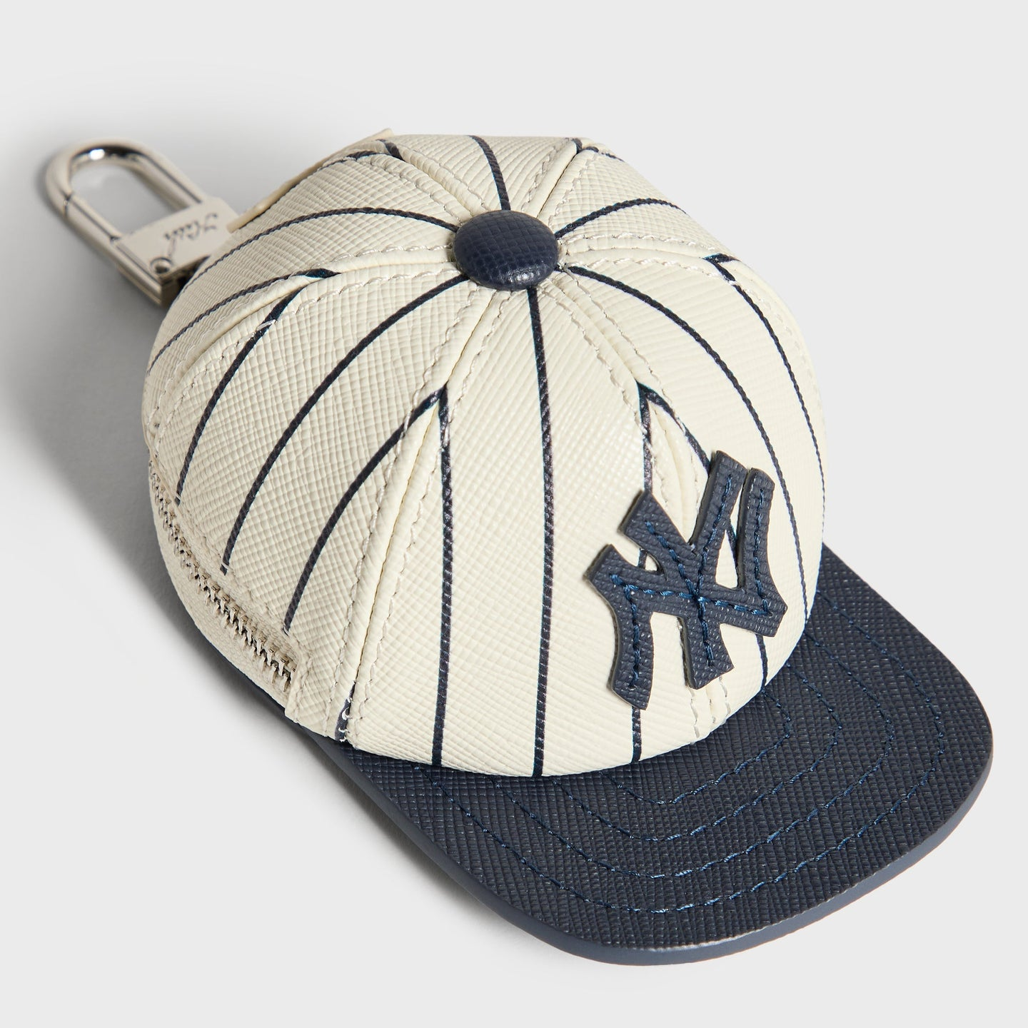 2026AW Kith for the New York Yankees Baseball Cap Leather Pouch 紐約 洋基 棒球帽 吊飾 鑰匙圈 現貨 KHLA340073