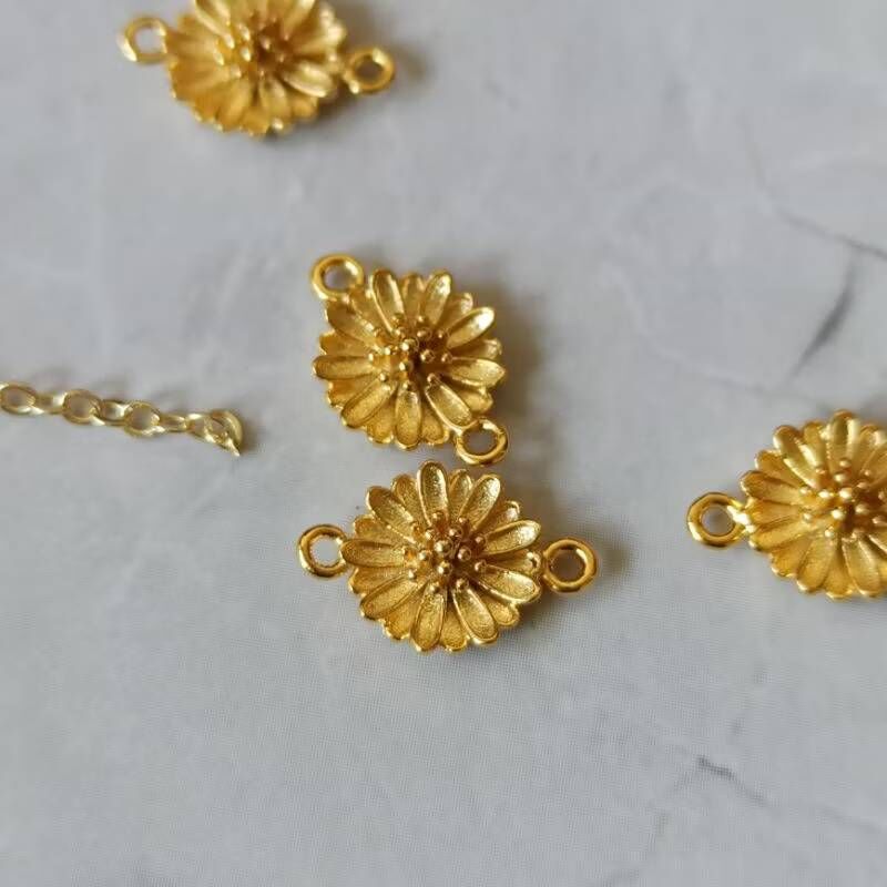 24K金保色小雛菊磨砂雙吊扣 吊墜(1入)｜保色吊扣 吊墜   DIY飾品材料