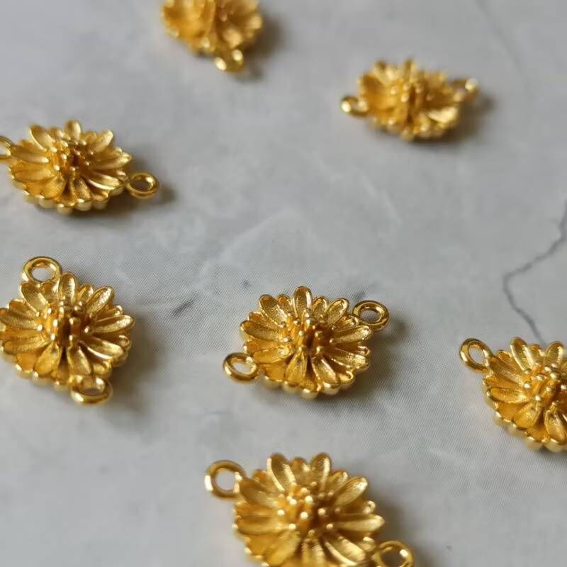 24K金保色小雛菊磨砂雙吊扣 吊墜(1入)｜保色吊扣 吊墜   DIY飾品材料