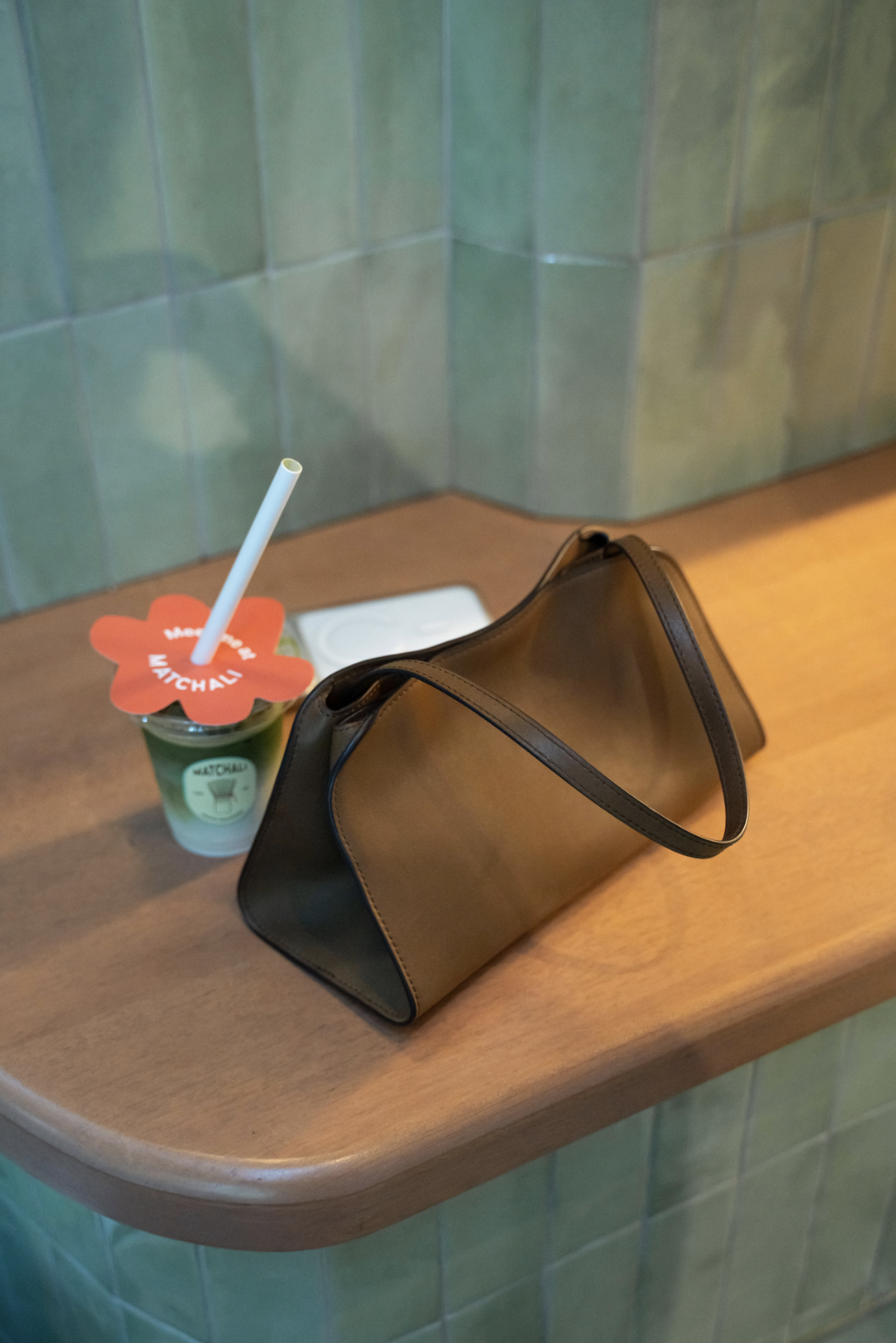 The Row Peggy Clutch saddle leather dark muschio